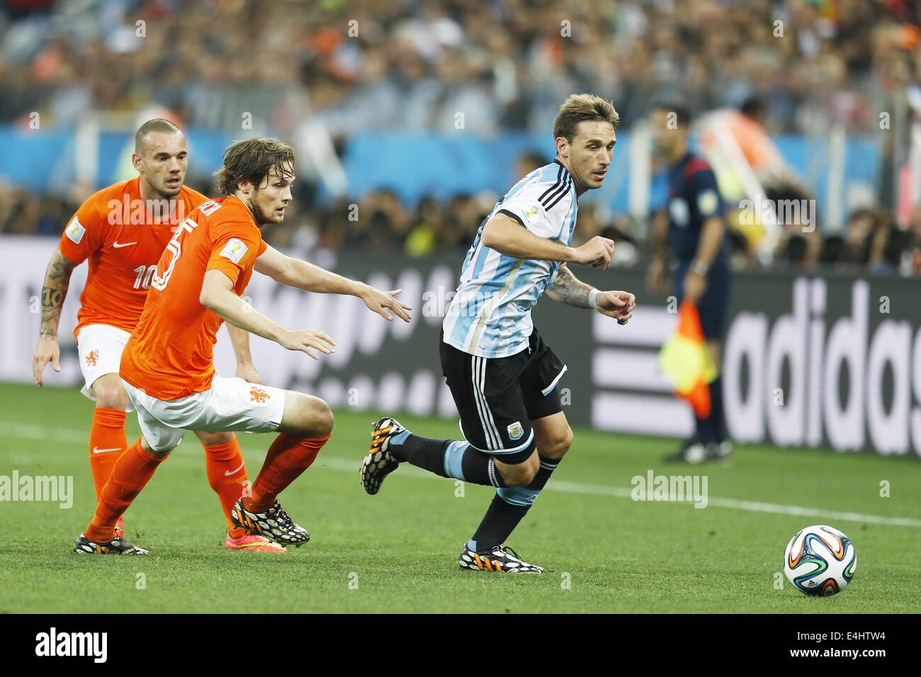 (L-R) Wesley Sneijder, Daley Blind (NED), Lucas Biglia (ARG), JULY 9, 2014 - Football / Soccer : FIFA World Cup 2014 semi-final match between Netherlands 0(2-4)0 Argentina at Arena De Sao Paulo Stadium in Sao Paulo, Brazil. (Photo by AFLO) [3604] Stock Photo