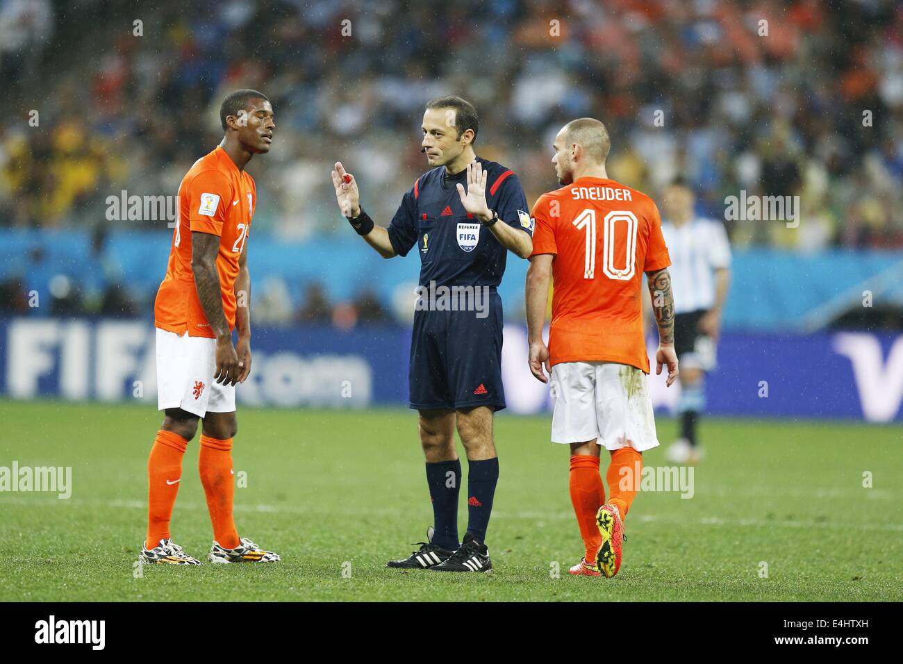(L-R) Georginio Wijnaldum (NED), Cuneyt Cakir (Referee), Wesley Sneijder (NED), JULY 9, 2014 - Football / Soccer : Netherlands team group argue with referee Cuneyt Cakir during the FIFA World Cup 2014 semi-final match between Netherlands 0(2-4)0 Argentina at Arena De Sao Paulo Stadium in Sao Paulo, Brazil. (Photo by AFLO) [3604] Stock Photo
