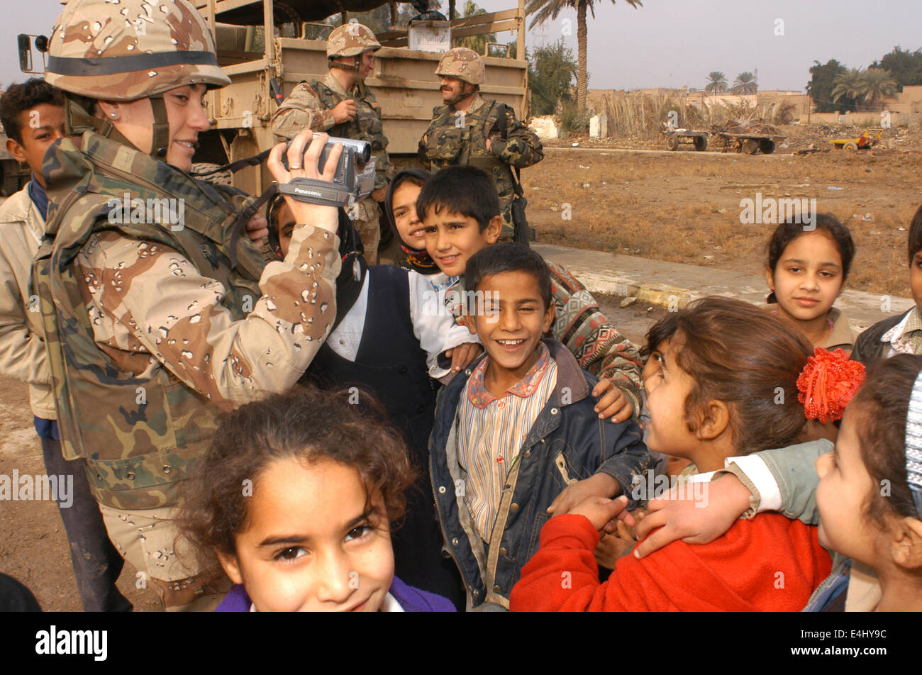 Food aid distribution in Diwaniyah Stock Photo Alamy