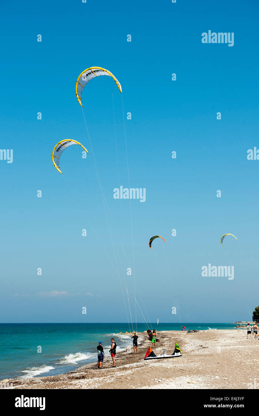 Griechenland, Rhodos, Theologos, Kitesurfer am Strand Stock Photo