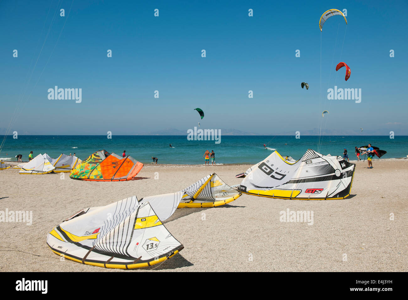 Griechenland, Rhodos, Theologos, Kitesurfer am Strand Stock Photo