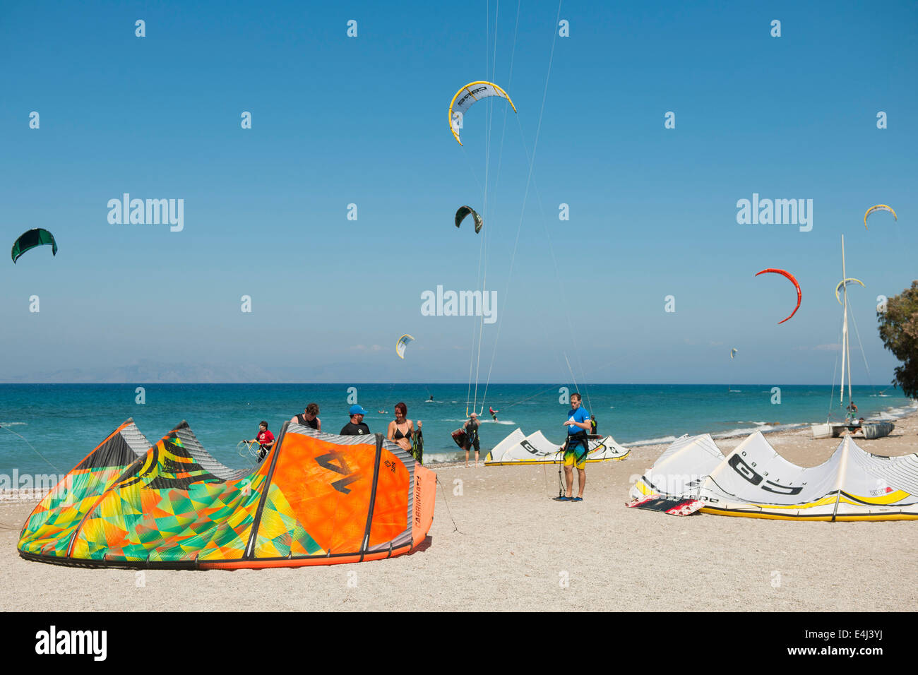 Griechenland, Rhodos, Theologos, Kitesurfer am Strand Stock Photo
