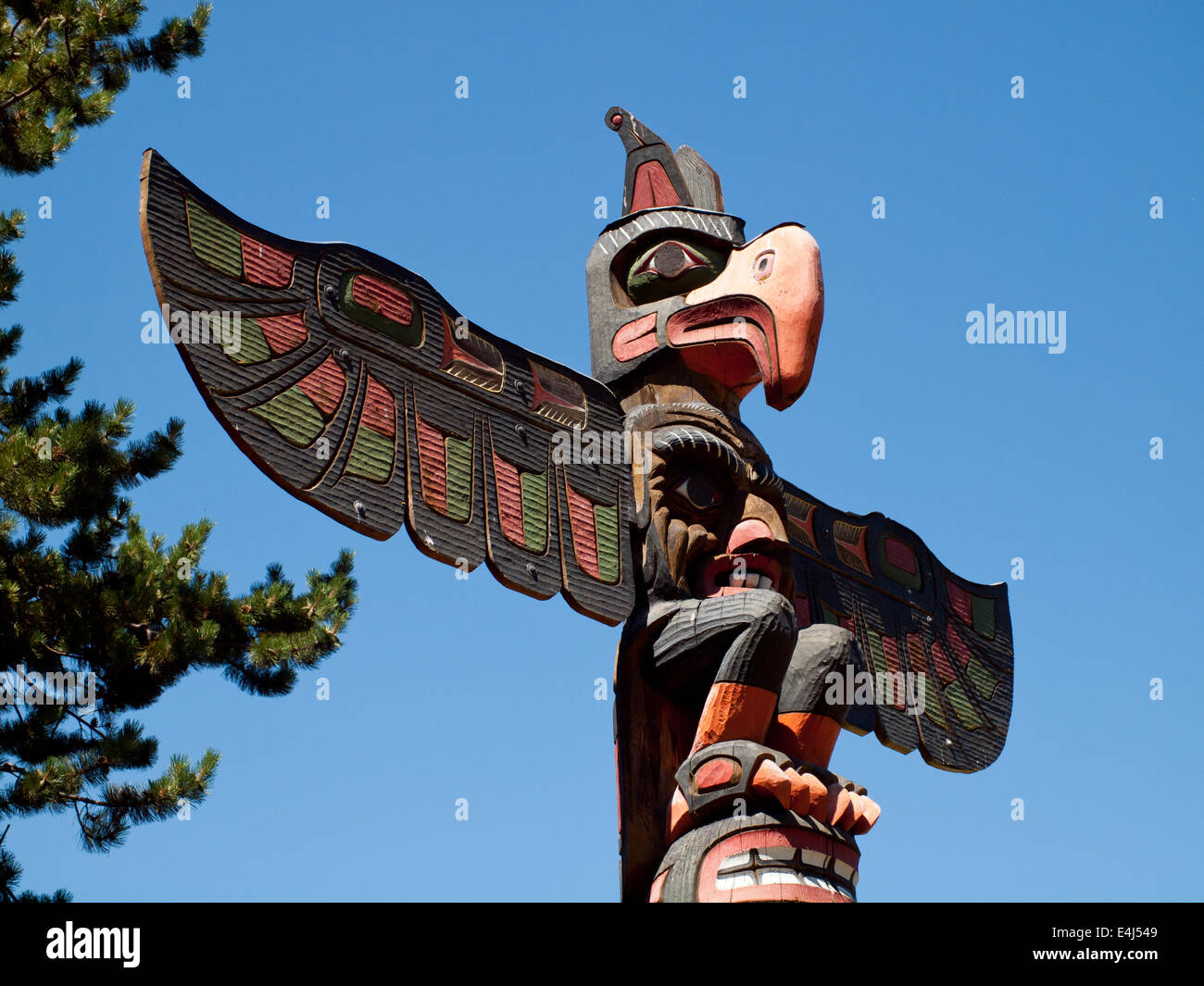 A Kwakwa̱ka̱’wakw (Kwakiutl) honouring totem pole in Thunderbird Park ...