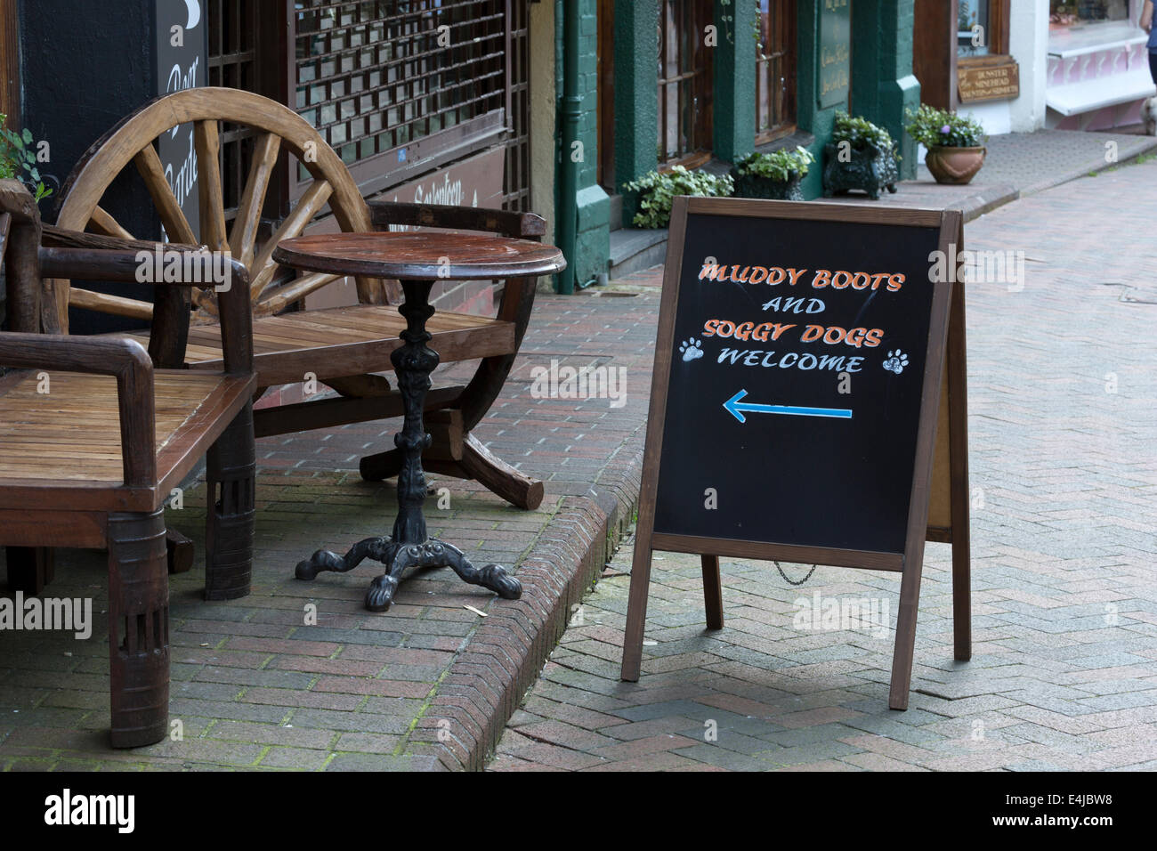Lynmouth, Devon. A sign outside a pub welcomes muddy boots and soggy dogs. Stock Photo