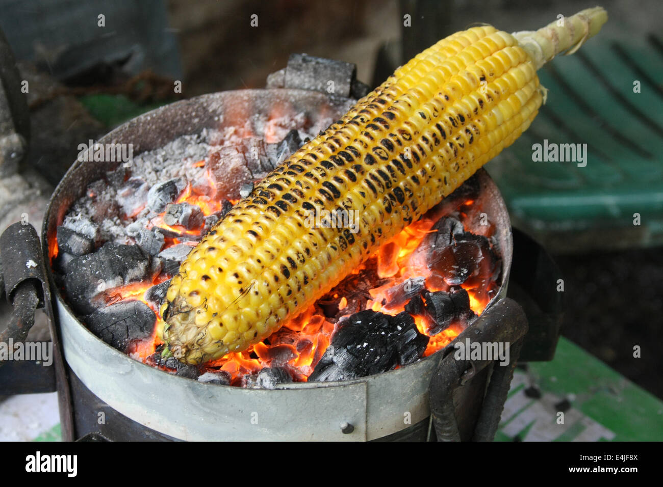 corn-on-charcoal-grill-E4JF8X.jpg