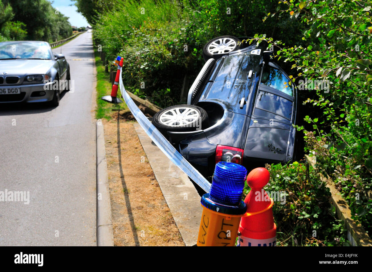Accident damaged range rover on hires stock photography and images Alamy