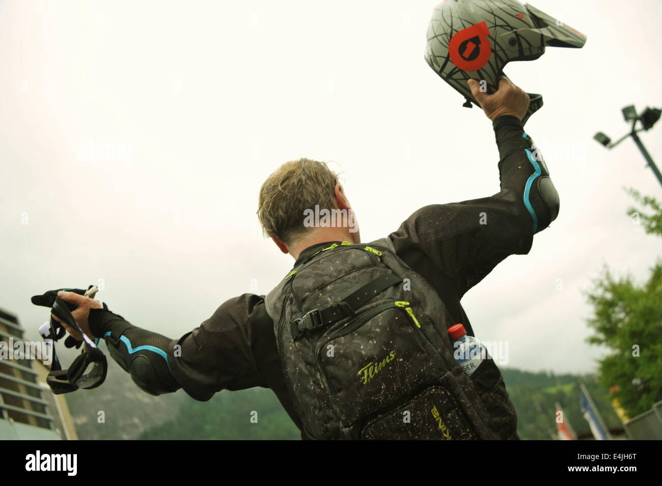 Siegesfeier nach 6 km Mountainbiking auf dem Runcatrail, Flims, Schweiz. Stock Photo