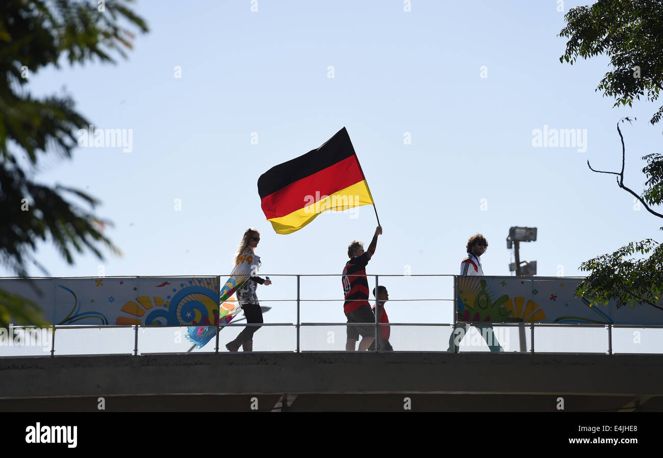 Rio de Janeiro, Brazil. 13th July, 2014. Supporters of Germany walk over a bridge outside the Maracana Stadium before the FIFA World Cup 2014 soccer final between Germany and Argentina at the Estadio do Maracana in Rio de Janeiro, Brazil, 13 July 2014. Photo: Andreas Gebert/dpa/Alamy Live News Stock Photo