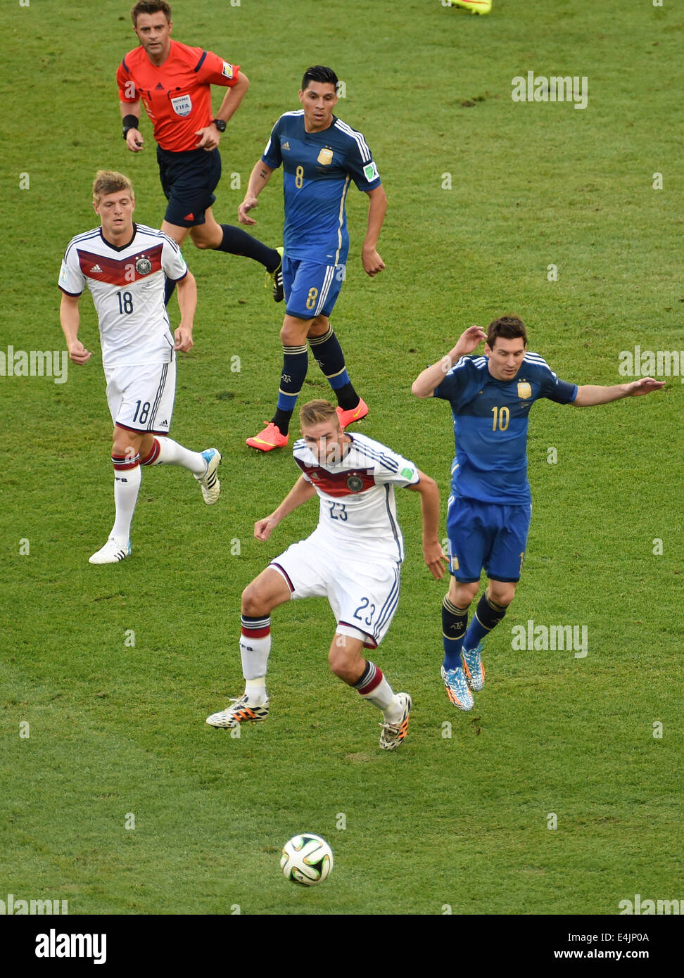 Rio de Janeiro, Brazil. 13th July, 2014. Christoph Kramer (front L), Toni Kroos (L) of Germany and Lionel Messi (front R), Enzo Perez (R) of Argentina vie for the ball next to Italian referee Nicola Rizzoli (top) during the FIFA World Cup 2014 final soccer match between Germany and Argentina at the Estadio do Maracana in Rio de Janeiro, Brazil, 13 July 2014. Photo: Thomas Eisenhuth/dpa/Alamy Live News Stock Photo