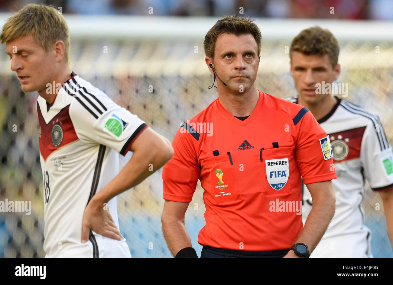 Rio de Janeiro, Brazil. 13th July, 2014. Toni Kroos (L) and Thomas Mueller (R) of Germany stand next to Italian referee Nicola Rizzoli during the FIFA World Cup 2014 final soccer match between Germany and Argentina at the Estadio do Maracana in Rio de Janeiro, Brazil, 13 July 2014. Photo: Marcus Brandt/dpa/Alamy Live News Stock Photo