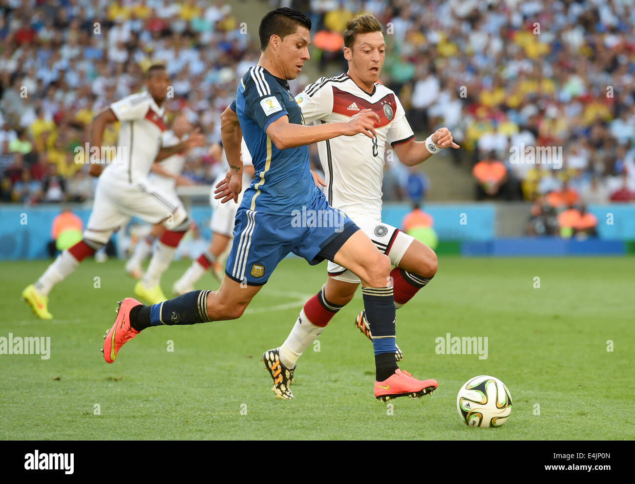 Rio de Janeiro, Brazil. 13th July, 2014. Mesut Oezil of Germany (R) and Enzo Perez of Argenina vie for the ball during the FIFA World Cup 2014 final soccer match between Germany and Argentina at the Estadio do Maracana in Rio de Janeiro, Brazil, 13 July 2014. Photo: Marcus Brandt/dpa/Alamy Live News Stock Photo