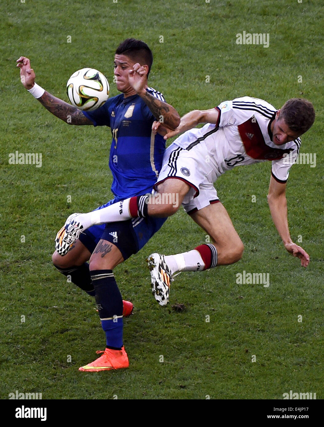 Rio De Janeiro, Brazil. 13th July, 2014. Germany's Thomas Muller vies with Argentina's Marcos Rojo during the final match between Germany and Argentina of 2014 FIFA World Cup at the Estadio do Maracana Stadium in Rio de Janeiro, Brazil, on July 13, 2014. Credit:  Lui Siu Wai/Xinhua/Alamy Live News Stock Photo