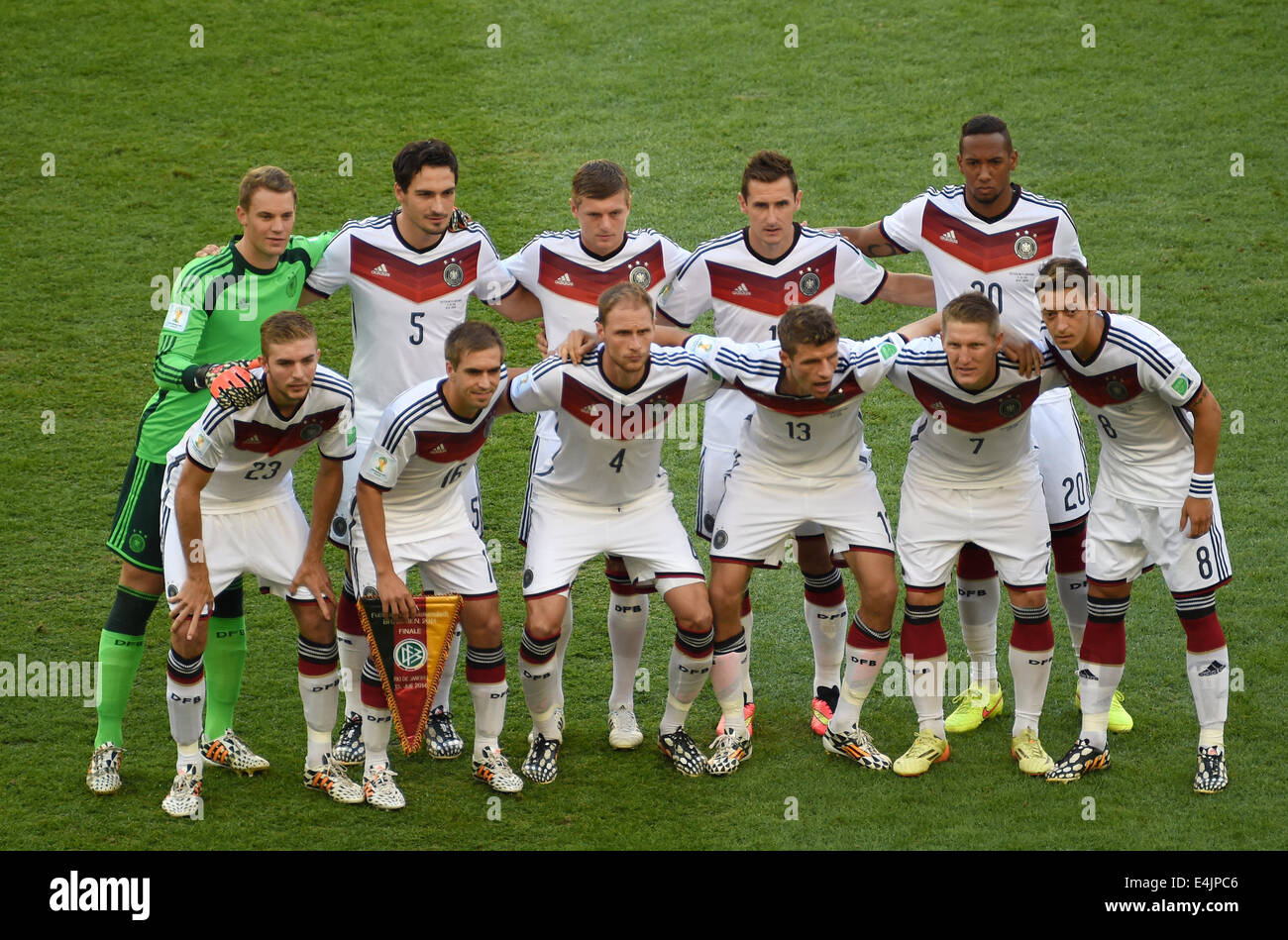 Rio de Janeiro, Brazil. 13th July, 2014. Team of Germany (back L-r) goalkeeper Manuel Neuer, Mats Hummels, Toni Kroos, Miroslav Klose, Jerome Boateng (front L-R) Christoph Kramer, Philipp Lahm, Benedikt Hoewedes, Thomas Mueller, Bastian Schweinsteiger, Mesut Oezil pose for a group photo prior to the FIFA World Cup 2014 final soccer match between Germany and Argentina at the Estadio do Maracana in Rio de Janeiro, Brazil, 13 July 2014. Photo: Thomas Eisenhuth/dpa/Alamy Live News Stock Photo