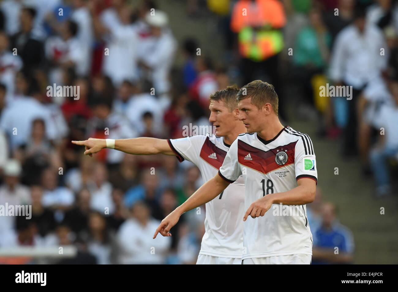 Rio de Janeiro, Brazil. 13th July, 2014. Bastian Schweinsteiger (L) and Toni Kroos of Germany react during the FIFA World Cup 2014 final soccer match between Germany and Argentina at the Estadio do Maracana in Rio de Janeiro, Brazil, 13 July 2014. Photo: Marcus Brandt/dpa/Alamy Live News Stock Photo