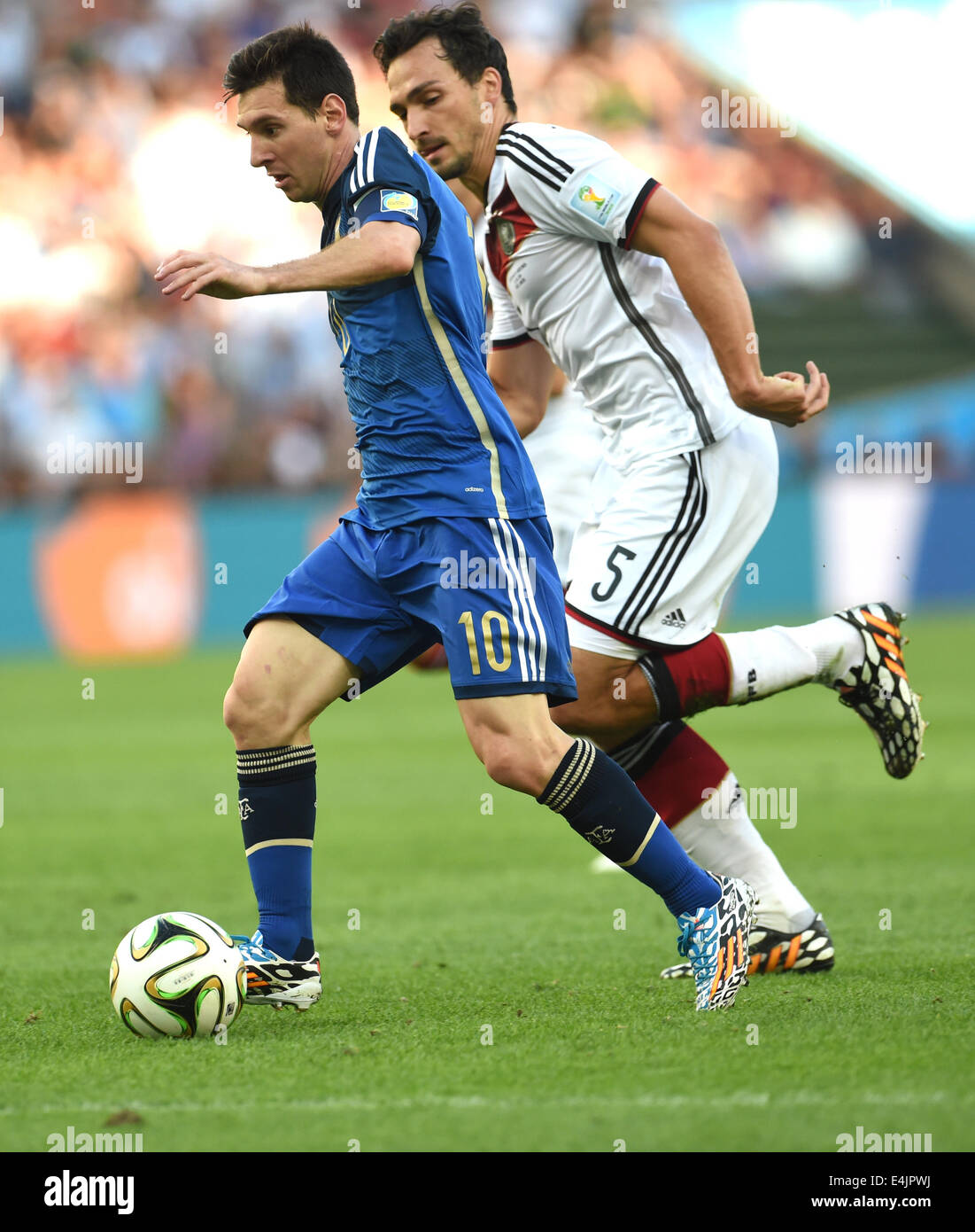 Rio de Janeiro, Brazil. 13th July, 2014. Mats Hummels (R) of Germany and Lionel Messi of Argentina vie for the ball during the FIFA World Cup 2014 final soccer match between Germany and Argentina at the Estadio do Maracana in Rio de Janeiro, Brazil, 13 July 2014. Photo: Andreas Gebert/dpa/Alamy Live News Stock Photo