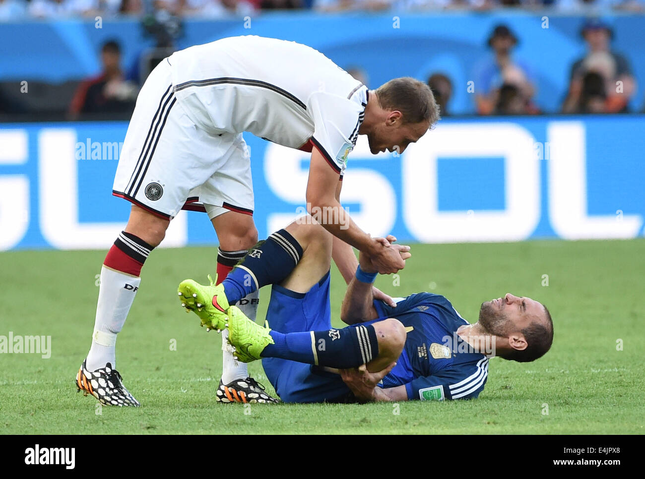 Rio De Janeiro, Brazil. 13th July, 2014. Germany's Benedikt Howedes (L) speaks with Argentina's Pablo Zabaleta during the final match between Germany and Argentina of 2014 FIFA World Cup at the Estadio do Maracana Stadium in Rio de Janeiro, Brazil, on July 13, 2014. Credit:  Liu Dawei/Xinhua/Alamy Live News Stock Photo