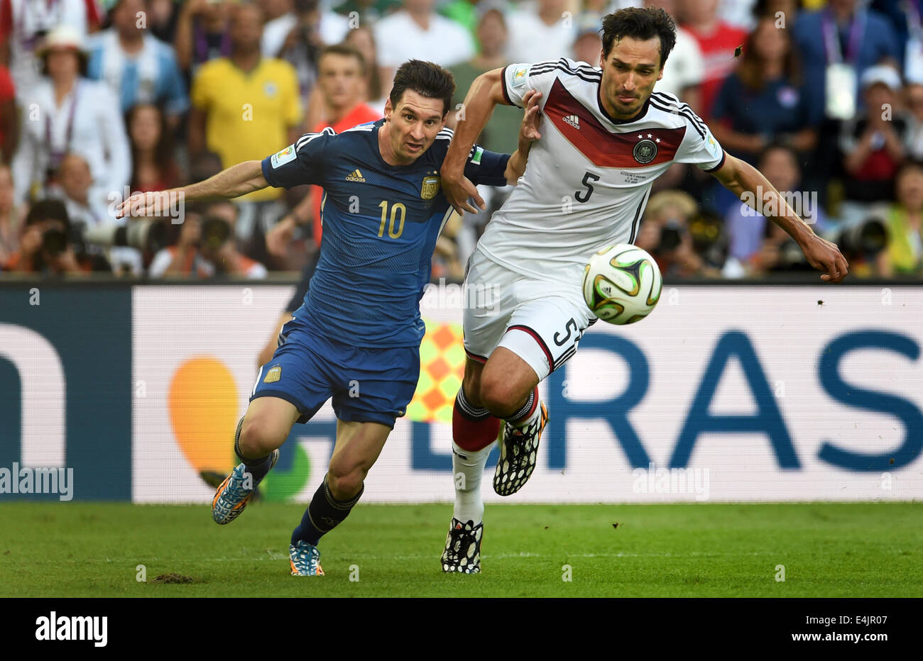 Rio de Janeiro, Brazil. 13th July, 2014. Mats Hummels of Germany (R) and Lionel Messi of Argentina during the FIFA World Cup 2014 final soccer match between Germany and Argentina at the Estadio do Maracana in Rio de Janeiro, Brazil, 13 July 2014. Photo: Andreas Gebert/dpa/Alamy Live News Stock Photo
