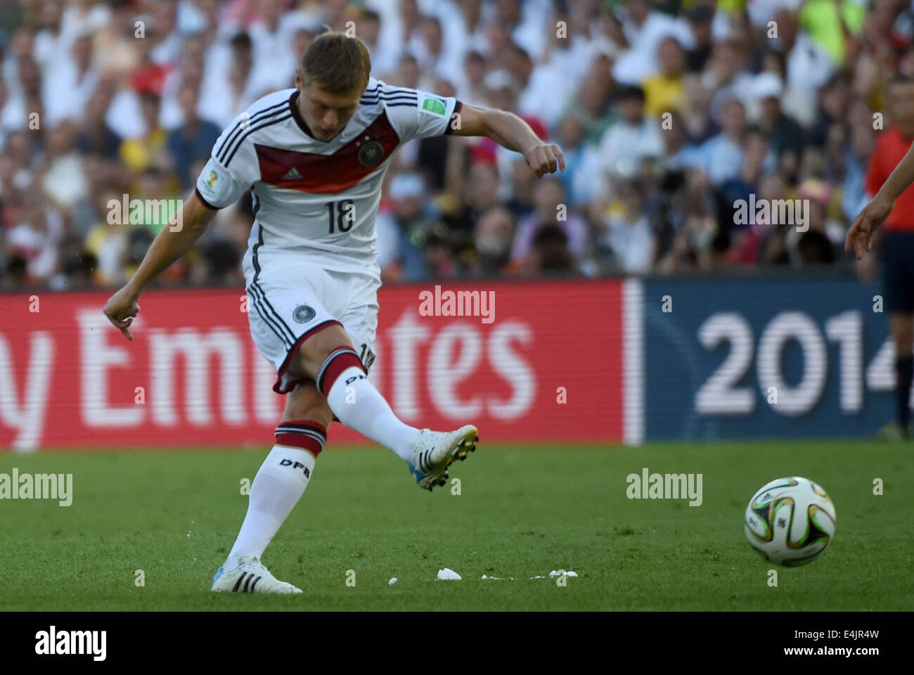 Rio De Janeiro, Brazil. 13th July, 2014. Germany's Toni Kroos makes a free kick during the final match between Germany and Argentina of 2014 FIFA World Cup at the Estadio do Maracana Stadium in Rio de Janeiro, Brazil, on July 13, 2014. Credit:  Guo Yong/Xinhua/Alamy Live News Stock Photo