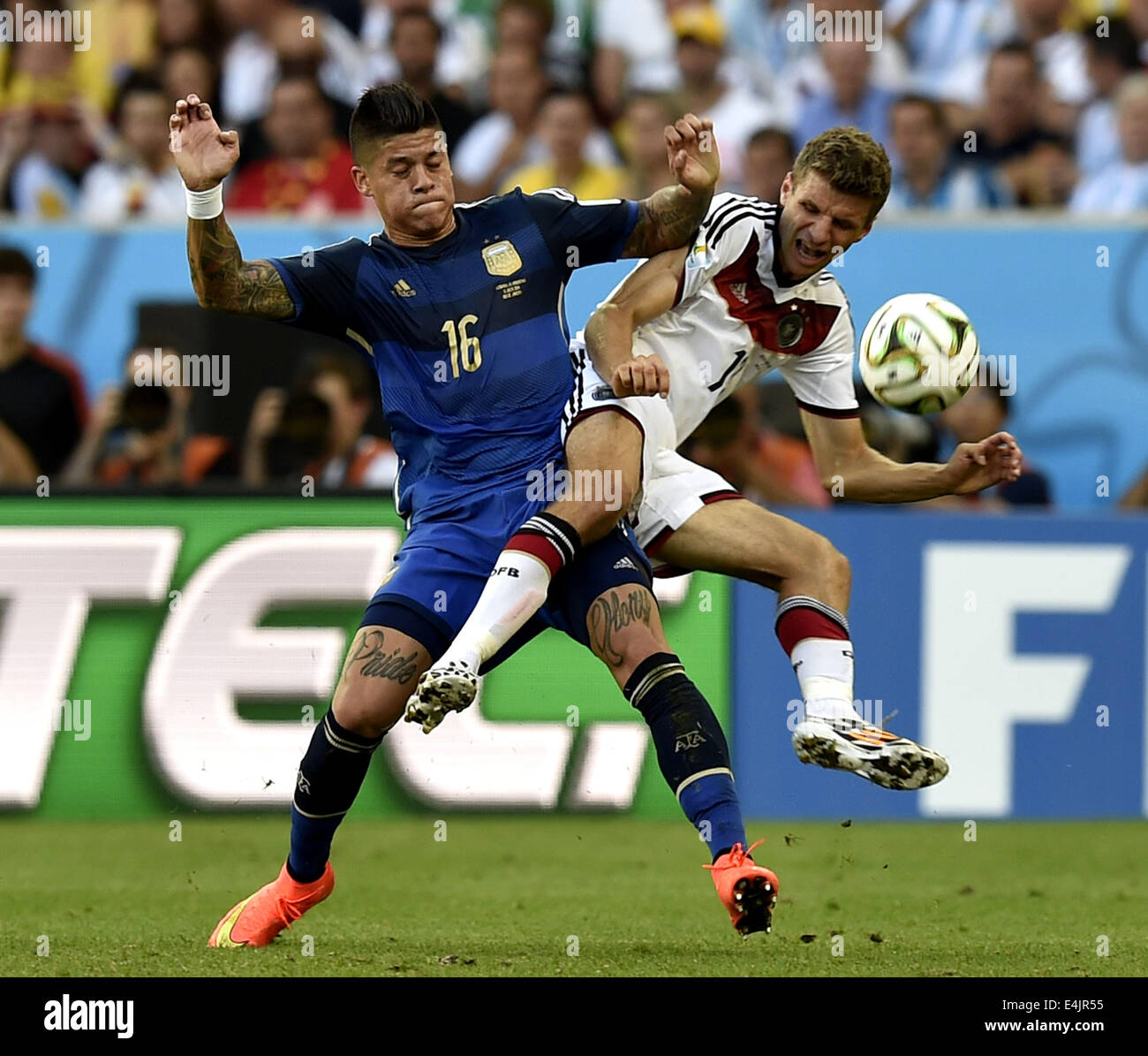 Rio De Janeiro, Brazil. 13th July, 2014. Germany's Thomas Muller (R) vies with Argentina's Marcos Rojo during the final match between Germany and Argentina of 2014 FIFA World Cup at the Estadio do Maracana Stadium in Rio de Janeiro, Brazil, on July 13, 2014. Credit:  Qi Heng/Xinhua/Alamy Live News Stock Photo