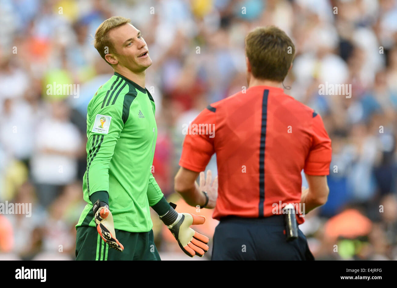 Rio de Janeiro, Brazil. 13th July, 2014. Goalkeeper Manuel Neuer (L) of Germany argues with Italian referee Nicola Rizzoli during the FIFA World Cup 2014 final soccer match between Germany and Argentina at the Estadio do Maracana in Rio de Janeiro, Brazil, 13 July 2014. Photo: Andreas Gebert/dpa/Alamy Live News Stock Photo