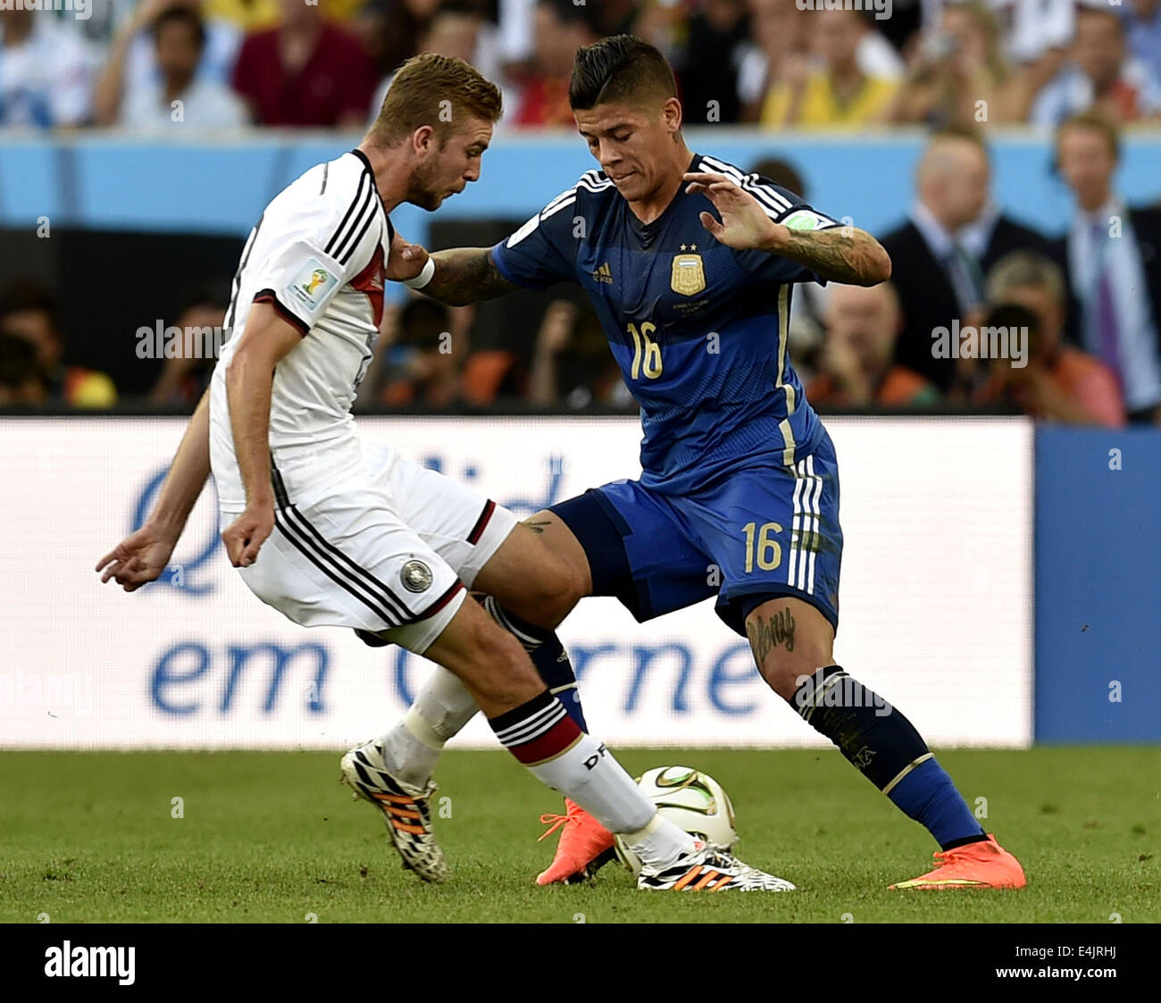 Rio De Janeiro, Brazil. 13th July, 2014. Germany's Toni Kroos (L) vies with Argentina's Marcos Rojo during the final match between Germany and Argentina of 2014 FIFA World Cup at the Estadio do Maracana Stadium in Rio de Janeiro, Brazil, on July 13, 2014. Credit:  Qi Heng/Xinhua/Alamy Live News Stock Photo