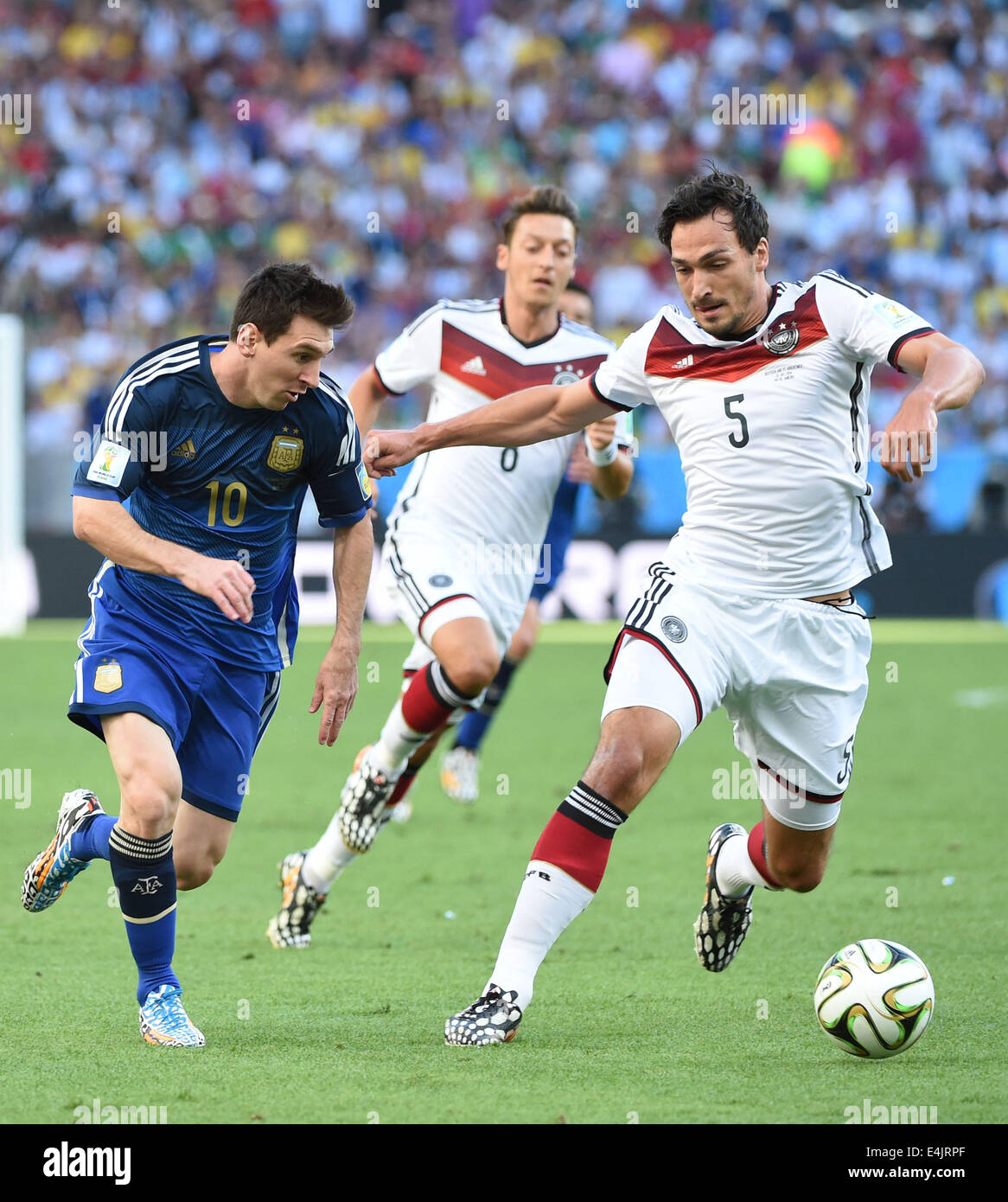 Rio De Janeiro, Brazil. 13th July, 2014. Argentina's Lionel Messi (L) vies with Germany's Mats Hummels during the final match between Germany and Argentina of 2014 FIFA World Cup at the Estadio do Maracana Stadium in Rio de Janeiro, Brazil, on July 13, 2014. Credit:  Liu Dawei/Xinhua/Alamy Live News Stock Photo