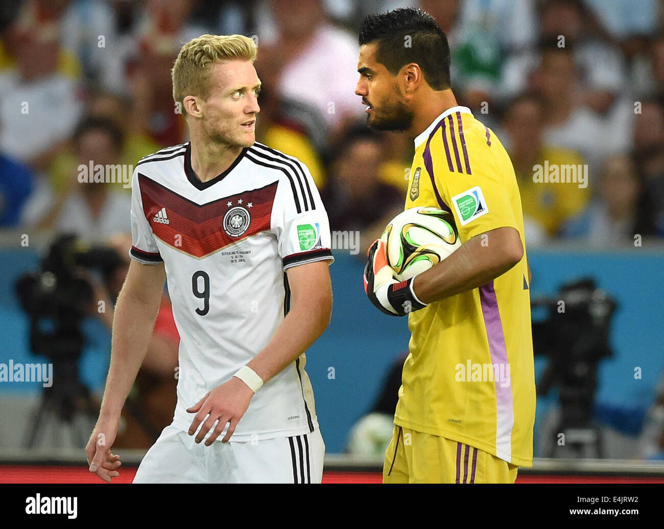 Rio de Janeiro, Brazil. 13th July, 2014. Goalkeeper Sergio Romero (R) of Argentina talks to Andre Schuerrle (L) of Germany during the FIFA World Cup 2014 final soccer match between Germany and Argentina at the Estadio do Maracana in Rio de Janeiro, Brazil, 13 July 2014. Photo: Marcus Brandt/dpa/Alamy Live News Stock Photo