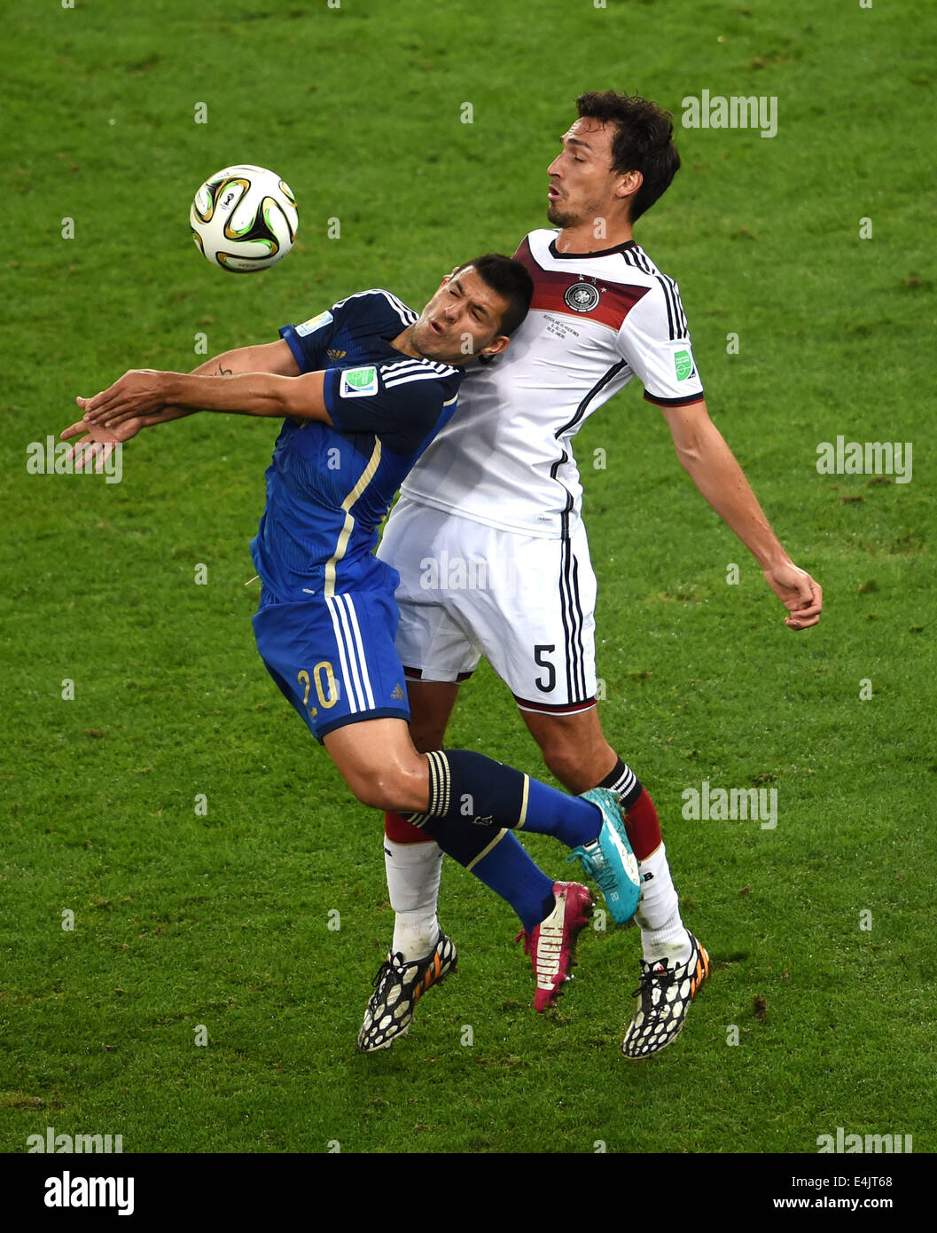 Rio De Janeiro, Brazil. 13th July, 2014. Germany's Mats Hummels competes for a header with Argentina's Sergio Aguero during the final match between Germany and Argentina of 2014 FIFA World Cup at the Estadio do Maracana Stadium in Rio de Janeiro, Brazil, on July 13, 2014. Credit:  Li Ga/Xinhua/Alamy Live News Stock Photo