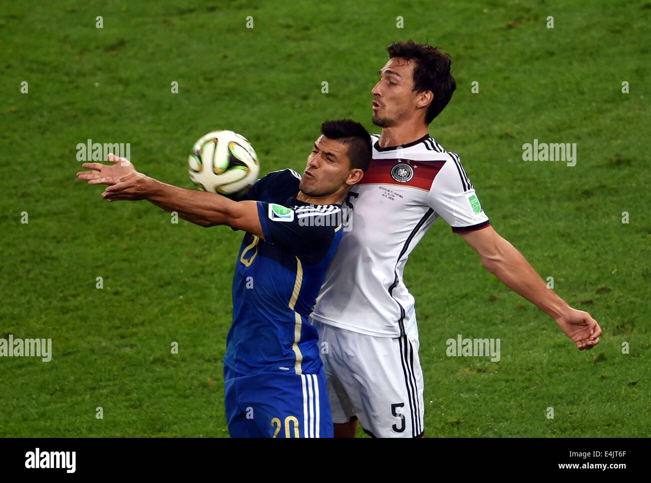 Rio De Janeiro, Brazil. 13th July, 2014. Germany's Mats Hummels vies with Argentina's Sergio Aguero during the final match between Germany and Argentina of 2014 FIFA World Cup at the Estadio do Maracana Stadium in Rio de Janeiro, Brazil, on July 13, 2014. Credit:  Li Ga/Xinhua/Alamy Live News Stock Photo