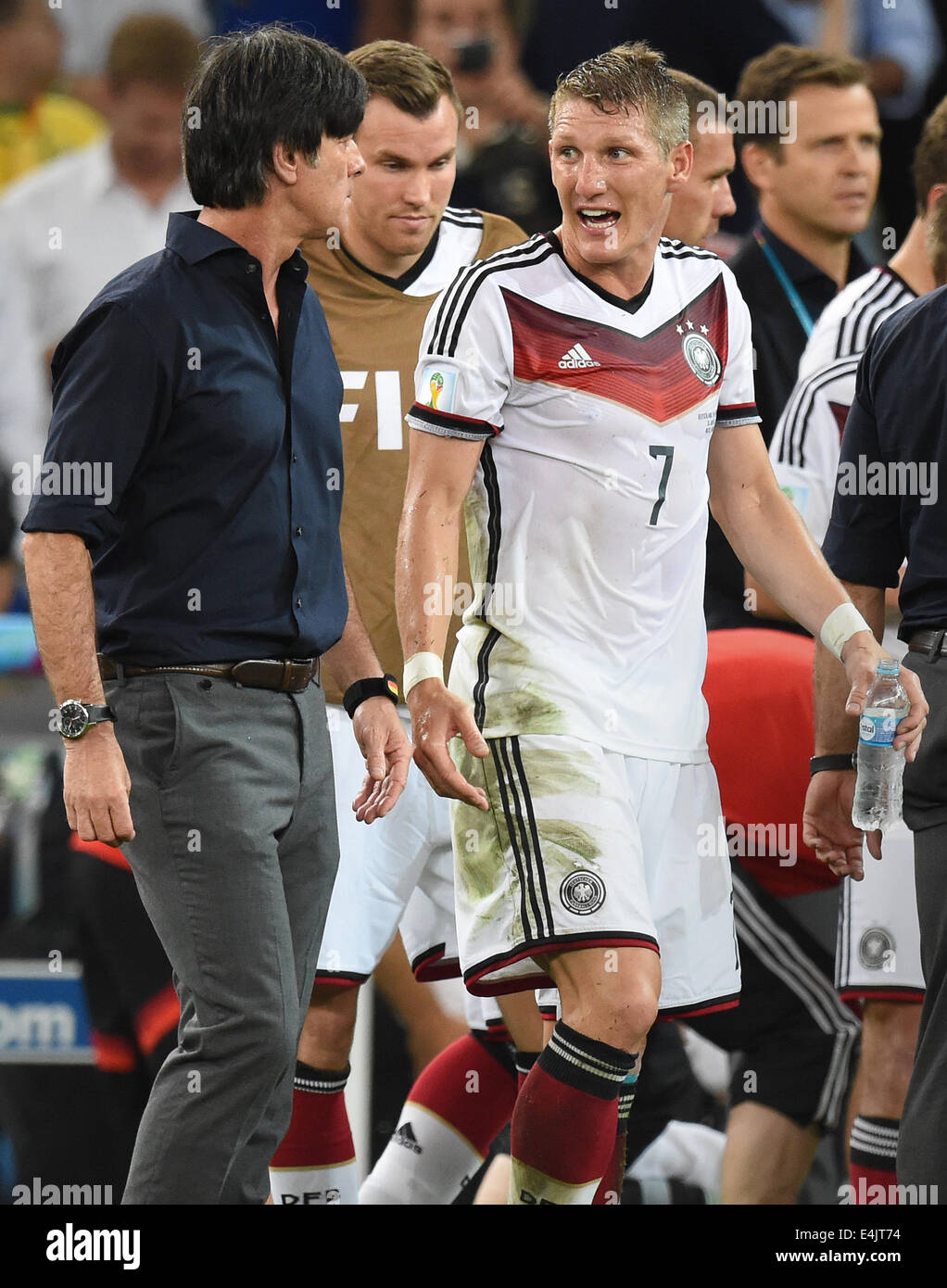 Rio de Janeiro, Brazil. 13th July, 2014. Headcoach Joachim Loew (L) listens to Bastian Schweinsteiger of Germany in a break prior to the overtime during the FIFA World Cup 2014 final soccer match between Germany and Argentina at the Estadio do Maracana in Rio de Janeiro, Brazil, 13 July 2014. Photo: Marcus Brandt/dpa/Alamy Live News Stock Photo