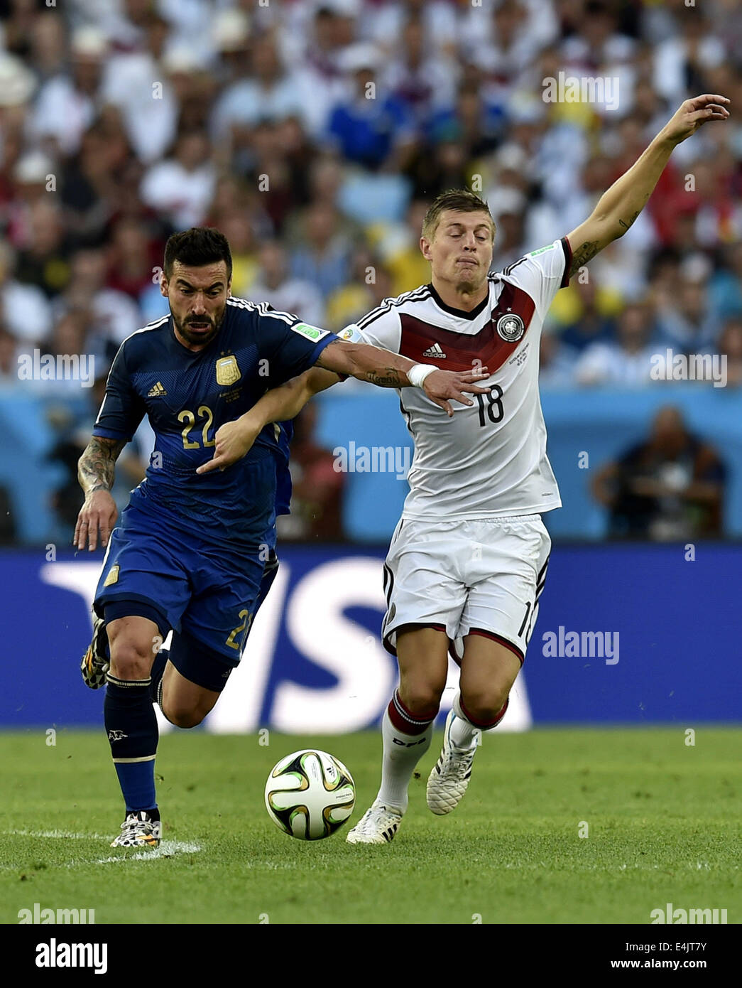 Rio De Janeiro, Brazil. 13th July, 2014. Germany's Toni Kroos (R) vies with Argentina's Ezequiel Lavezzi during the final match between Germany and Argentina of 2014 FIFA World Cup at the Estadio do Maracana Stadium in Rio de Janeiro, Brazil, on July 13, 2014. Credit:  Qi Heng/Xinhua/Alamy Live News Stock Photo