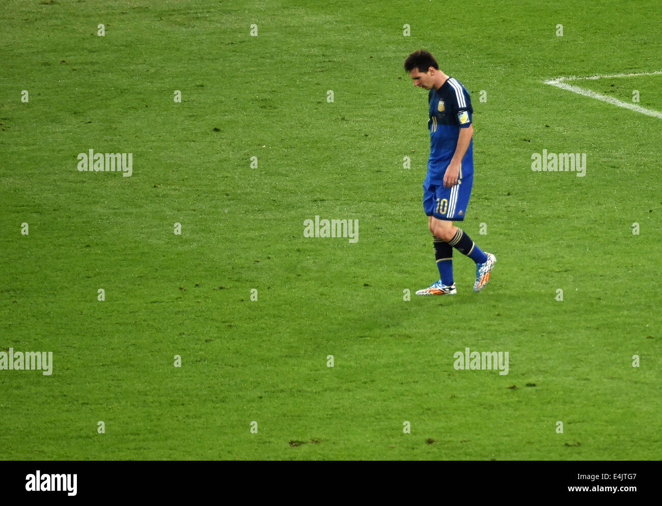 Rio de Janeiro, Brazil. 13th July, 2014. Lionel Messi of Argentina walks on the pitch during the FIFA World Cup 2014 final soccer match between Germany and Argentina at the Estadio do Maracana in Rio de Janeiro, Brazil, 13 July 2014. Photo: Thomas Eisenhuth/dpa/Alamy Live News Stock Photo