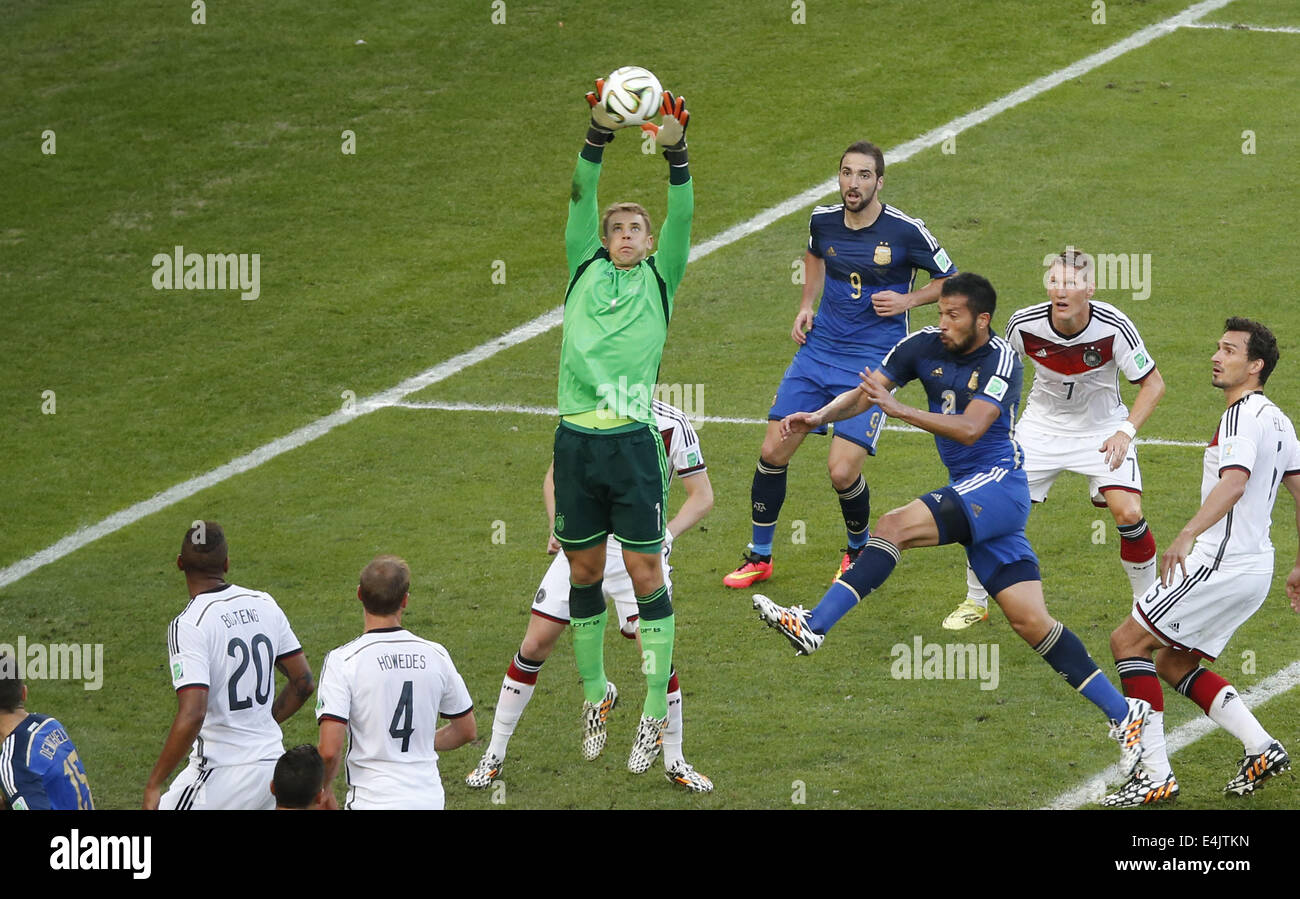 Rio De Janeiro, Brazil. 13th July, 2014. Germany's goalkeeper Manuel Neuer (C) grabs the ball as Argentina's Ezequiel Garay (No.2) goes for a header during the final match between Germany and Argentina of 2014 FIFA World Cup at the Estadio do Maracana Stadium in Rio de Janeiro, Brazil, on July 13, 2014. Credit:  Liao Yujie/Xinhua/Alamy Live News Stock Photo
