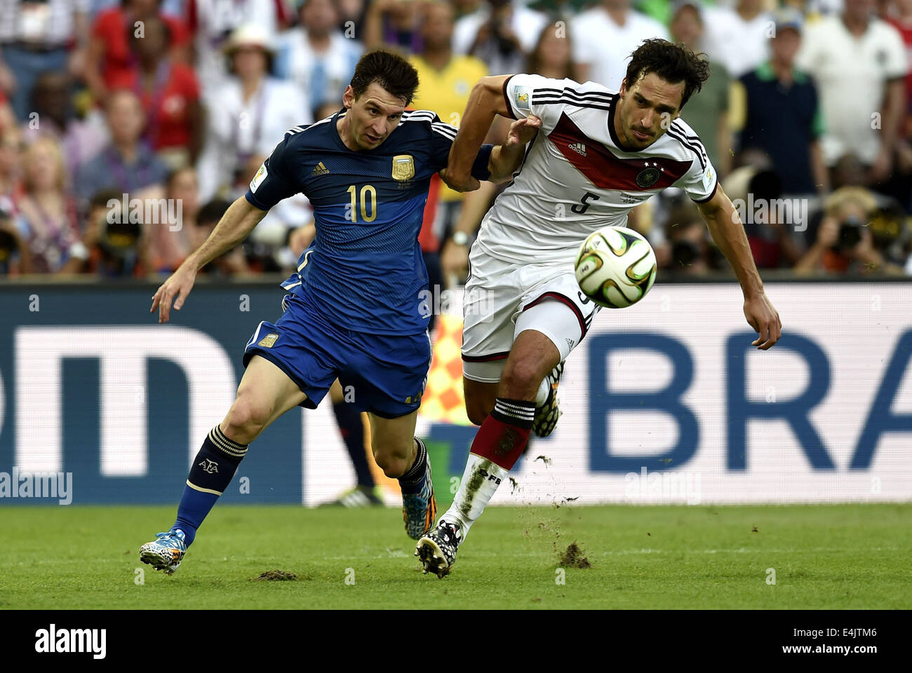 Rio De Janeiro, Brazil. 13th July, 2014. Germany's Mats Hummels (R) vies with Argentina's Lionel Messi during the final match between Germany and Argentina of 2014 FIFA World Cup at the Estadio do Maracana Stadium in Rio de Janeiro, Brazil, on July 13, 2014. Credit:  Qi Heng/Xinhua/Alamy Live News Stock Photo