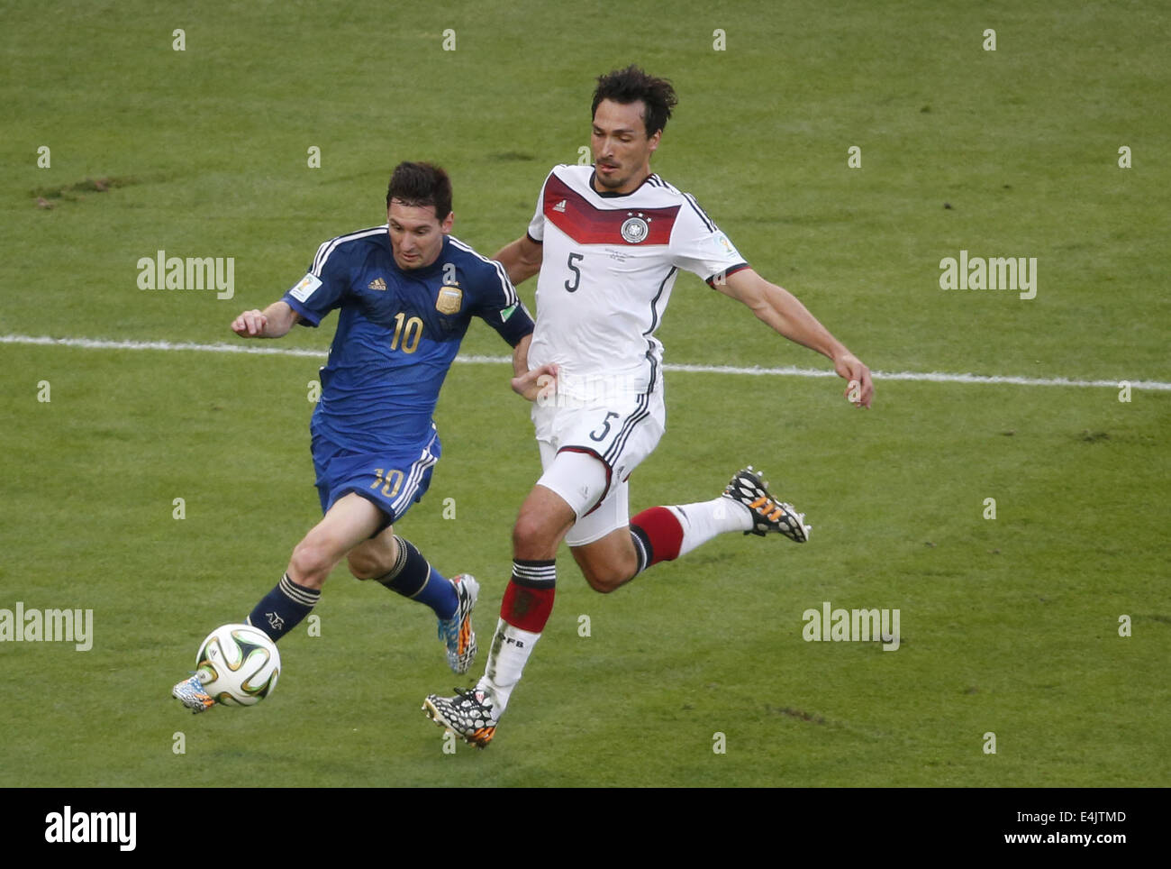Rio De Janeiro, Brazil. 13th July, 2014. Germany's Mats Hummels vies with Argentina's Lionel Messi during the final match between Germany and Argentina of 2014 FIFA World Cup at the Estadio do Maracana Stadium in Rio de Janeiro, Brazil, on July 13, 2014. Credit:  Liao Yujie/Xinhua/Alamy Live News Stock Photo