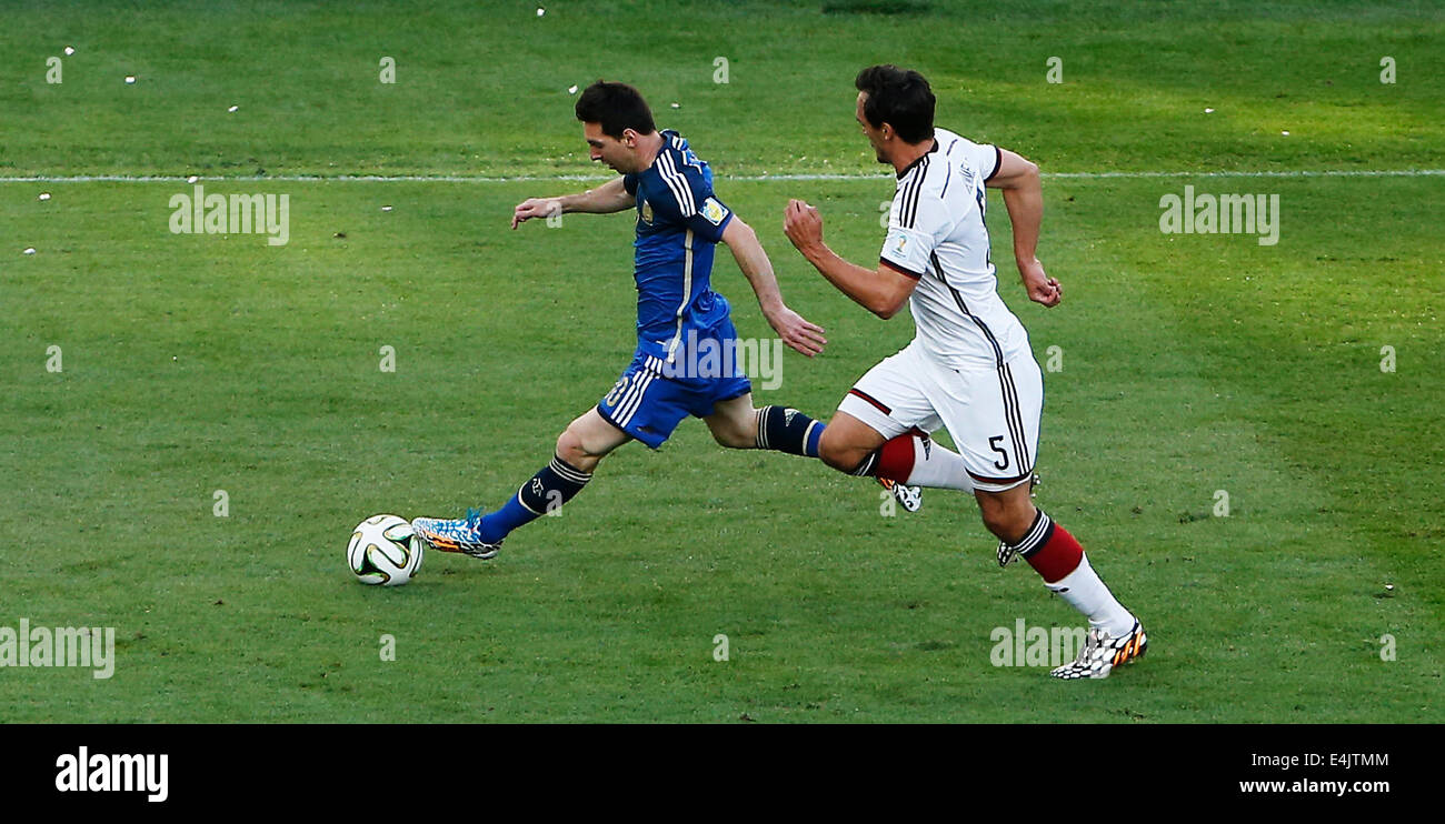 Rio De Janeiro, Brazil. 13th July, 2014. Germany's Mats Hummels vies with Argentina's Lionel Messi during the final match between Germany and Argentina of 2014 FIFA World Cup at the Estadio do Maracana Stadium in Rio de Janeiro, Brazil, on July 13, 2014. Credit:  Zhou Lei/Xinhua/Alamy Live News Stock Photo