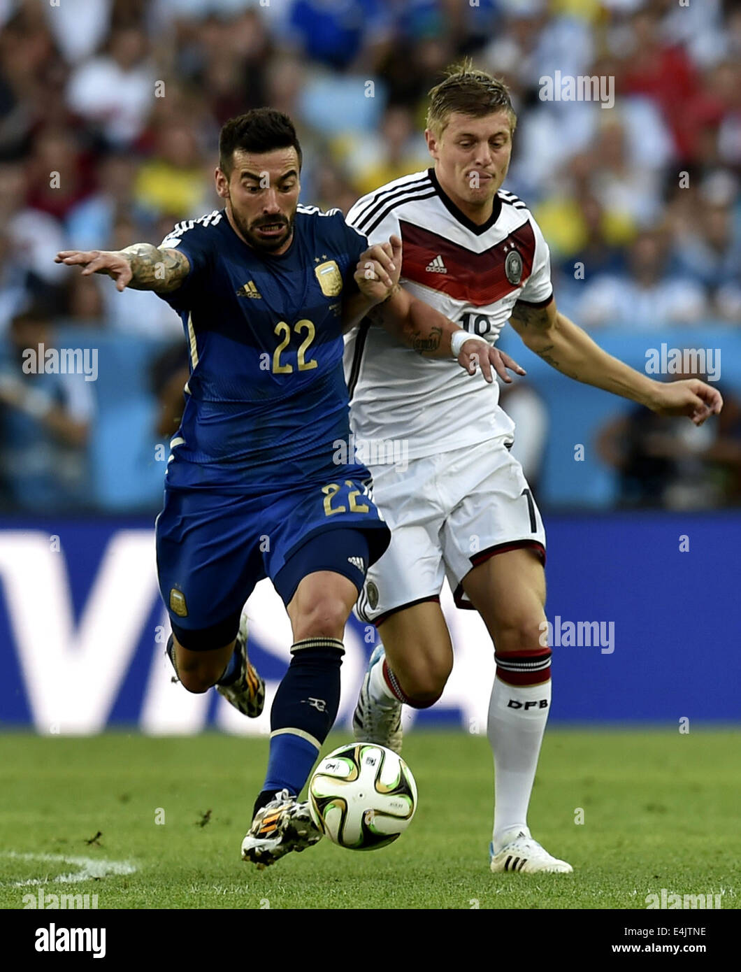 Rio De Janeiro, Brazil. 13th July, 2014. Germany's Toni Kroos (R) vies with Argentina's Ezequiel Lavezzi during the final match between Germany and Argentina of 2014 FIFA World Cup at the Estadio do Maracana Stadium in Rio de Janeiro, Brazil, on July 13, 2014. Credit:  Qi Heng/Xinhua/Alamy Live News Stock Photo