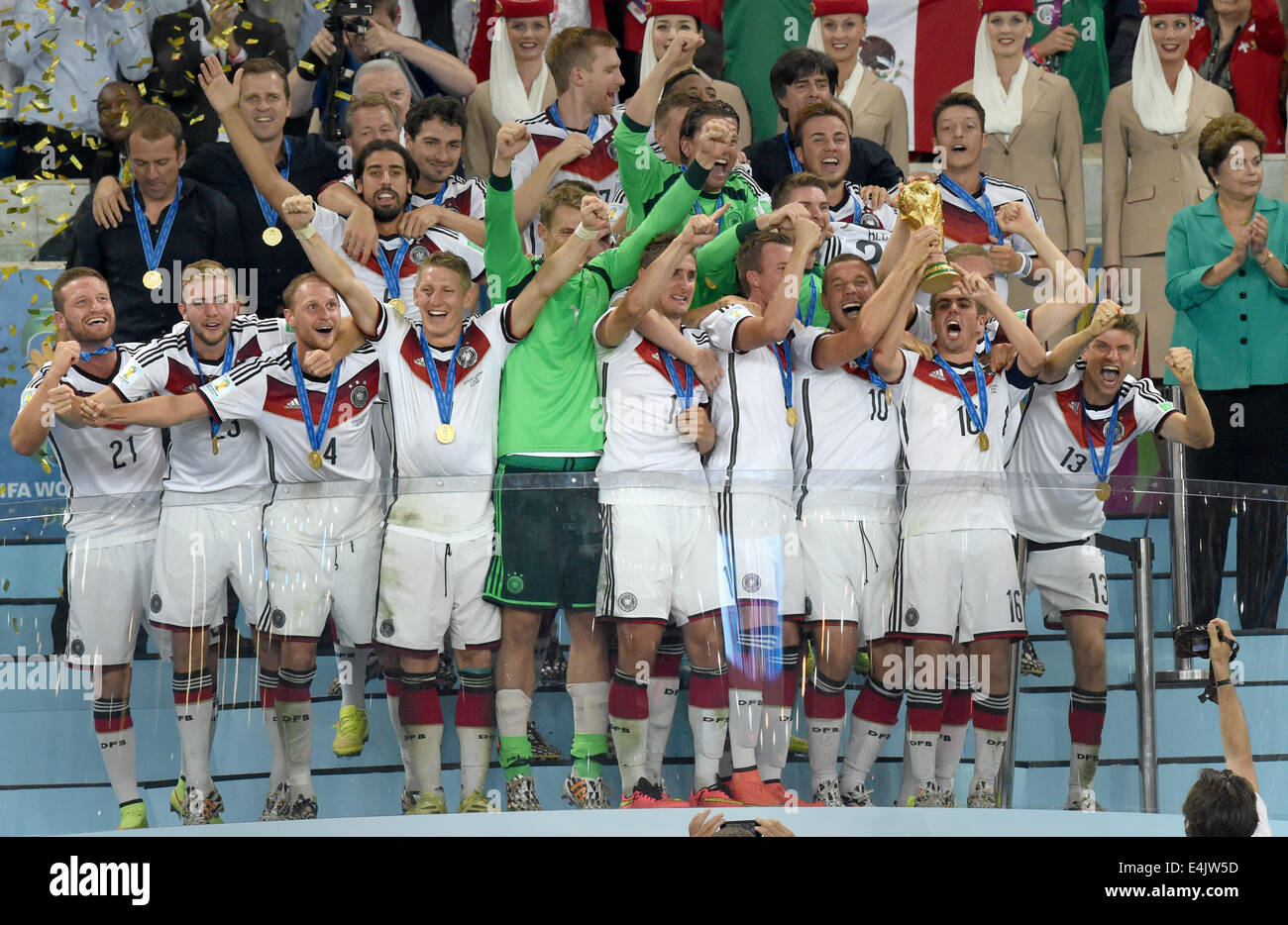Rio de Janeiro, Brazil. 13th July, 2014. Philipp Lahm (2-R) of Germany lifts up the World Cup trophy between his teammates after winning the FIFA World Cup 2014 final soccer match between Germany and Argentina at the Estadio do Maracana in Rio de Janeiro, Brazil, 13 July 2014. Photo: Marcus Brandt/dpa/Alamy Live News Stock Photo