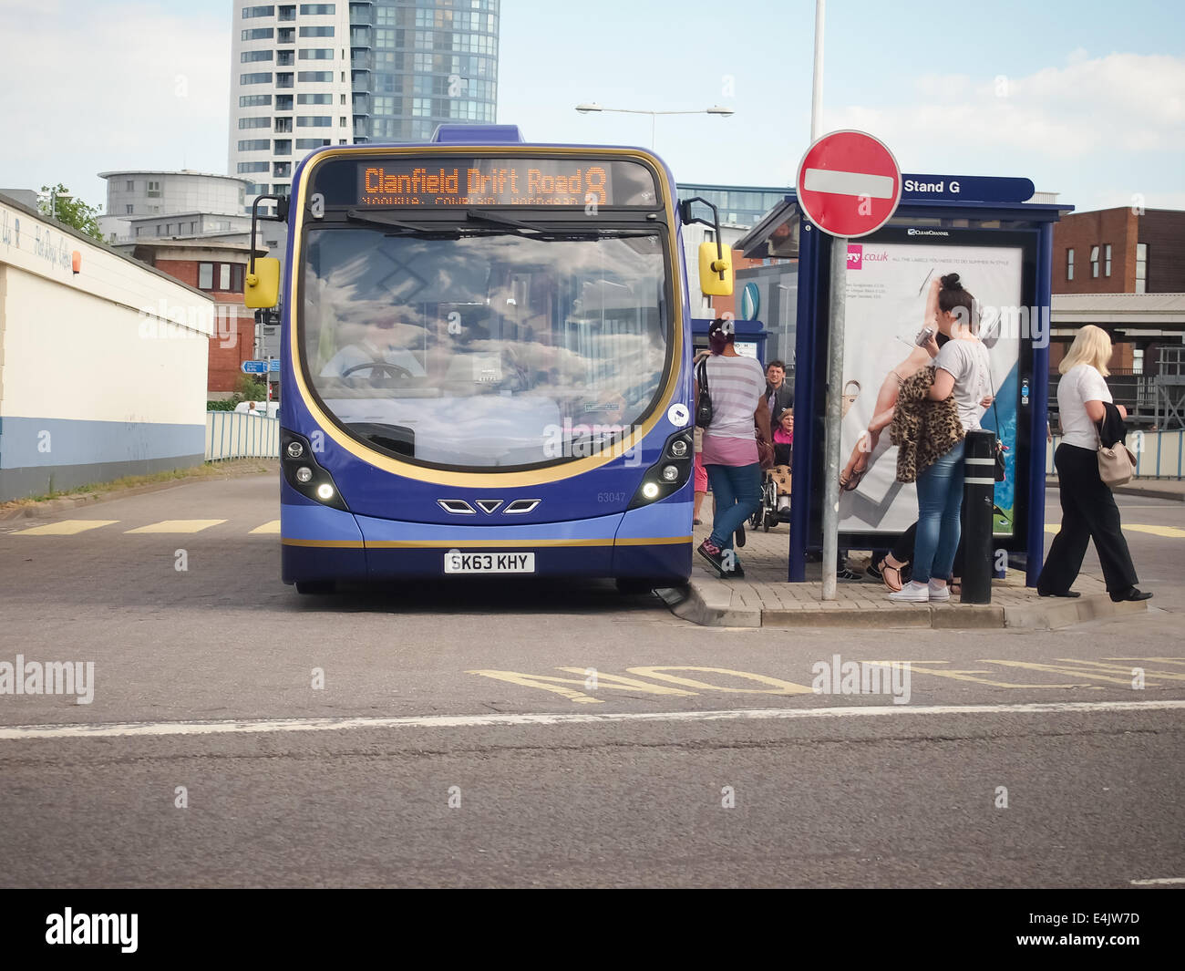 Passengers embarking and alighting from a 'star' bus run by First Hampshire on The hard, Portsmouth Stock Photo