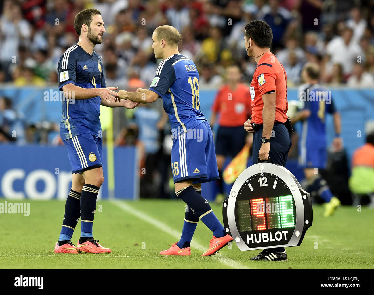 Rio De Janeiro, Brazil. 13th July, 2014. Argentina's Rodrigo Palacio (C) replaces Gonzalo Higuain (L) during the final match between Germany and Argentina of 2014 FIFA World Cup at the Estadio do Maracana Stadium in Rio de Janeiro, Brazil, on July 13, 2014. Germany won 1-0 over Argentina after 120 minutes and took its fourth World Cup title on Sunday. Credit:  Qi Heng/Xinhua/Alamy Live News Stock Photo
