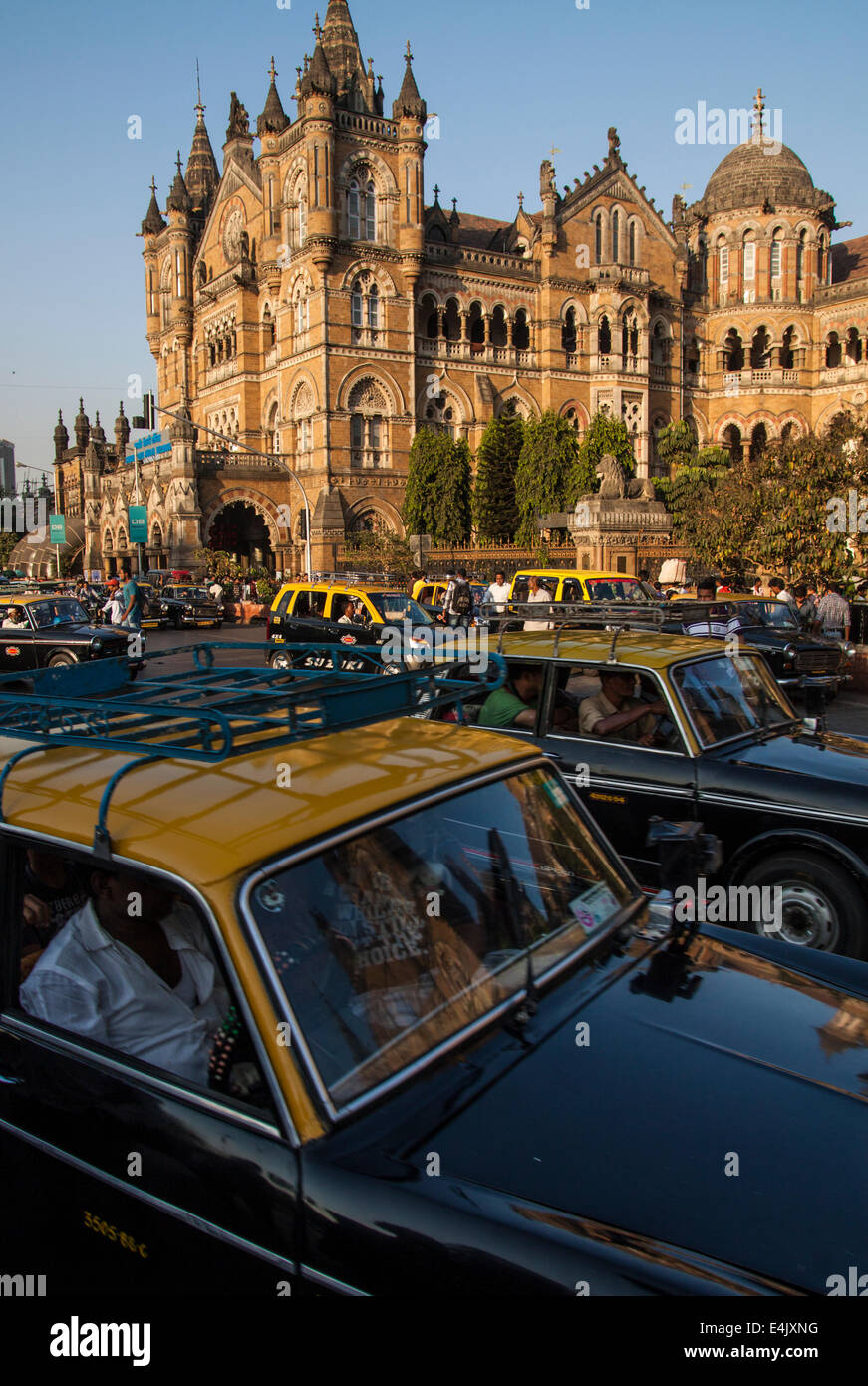 Taxi in front of Victoria Terminus train station in Mumbai Stock Photo