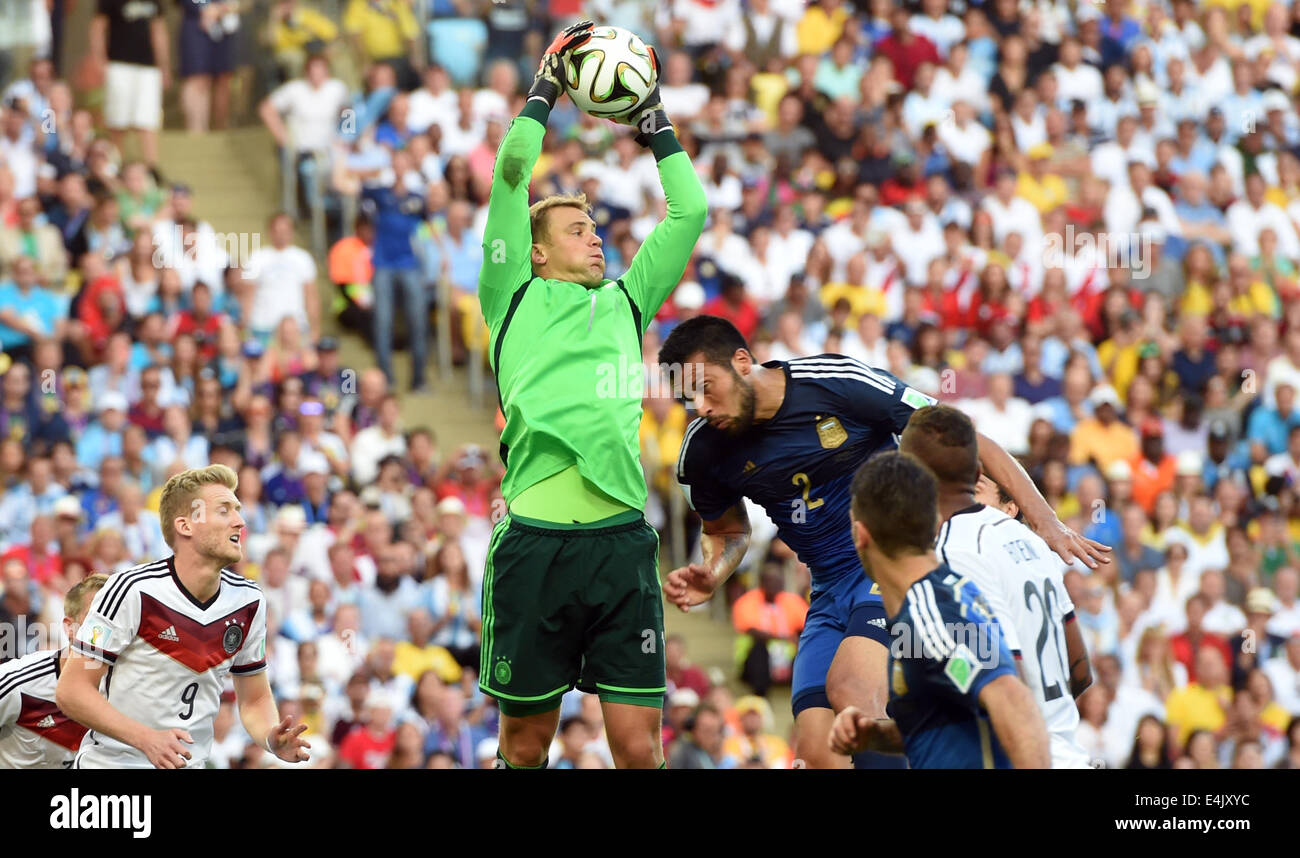 Rio de Janeiro, Brazil. 13th July, 2014. Goalkeeper Manuel Neuer (top) of Germany catches the ball next to Ezequiel Garay (3-R) of Argentina during the FIFA World Cup 2014 final soccer match between Germany and Argentina at the Estadio do Maracana in Rio de Janeiro, Brazil, 13 July 2014. Photo: Andreas Gebert/dpa/Alamy Live News Stock Photo