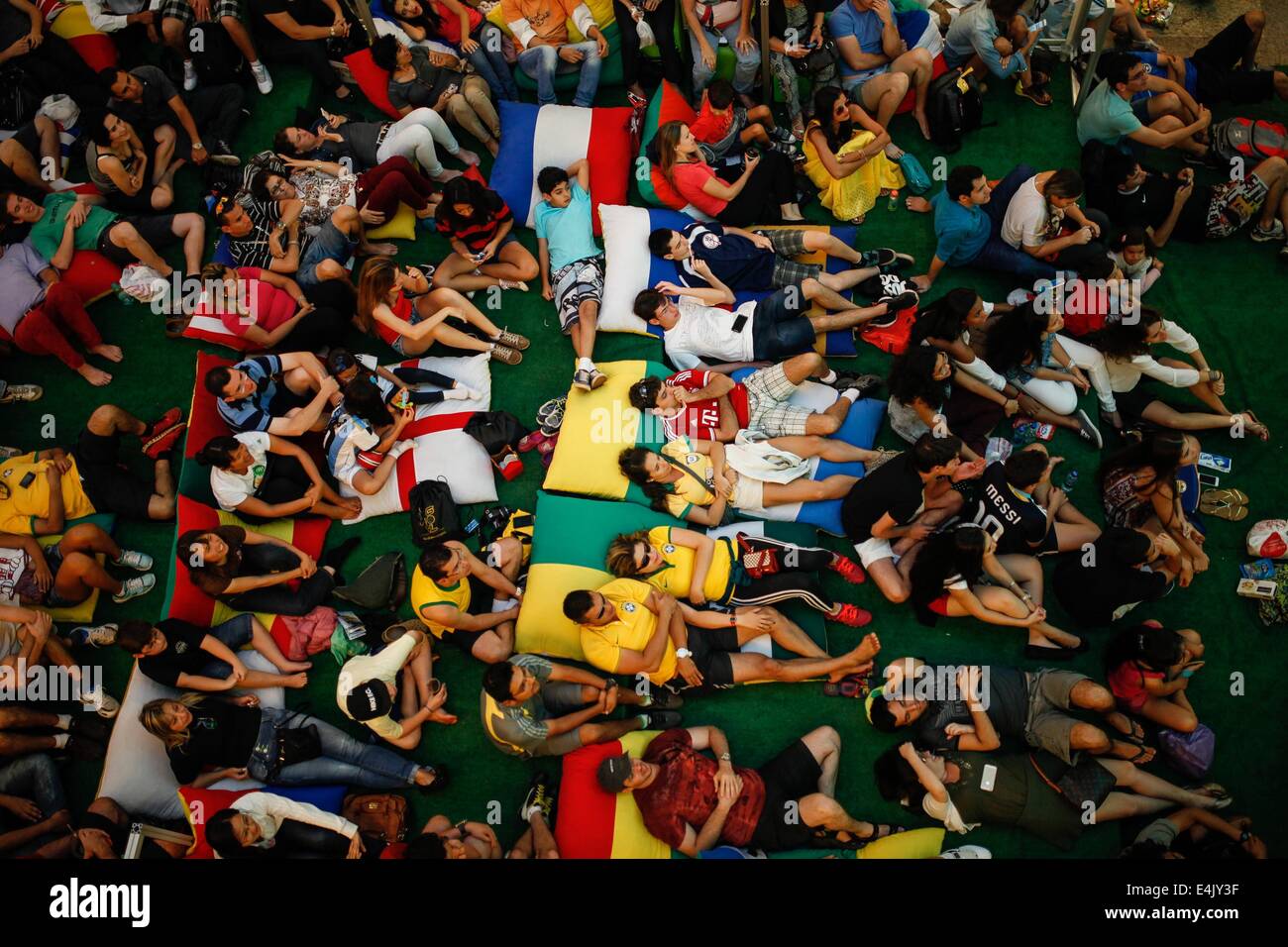 Brasilia, Brazil. 13th July, 2014. Fans watch the final match between Germany and Argentina of 2014 FIFA World Cup in Brasilia, Brazil, on July 13, 2014. Germany won 1-0 over Argentina after 120 minutes and took its fourth World Cup title on Sunday. Credit:  Jhon Paz/Xinhua/Alamy Live News Stock Photo