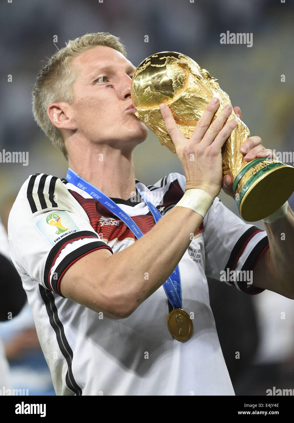 File:Roman Weidenfeller with the FIFA World Cup trophy - 2014.jpg