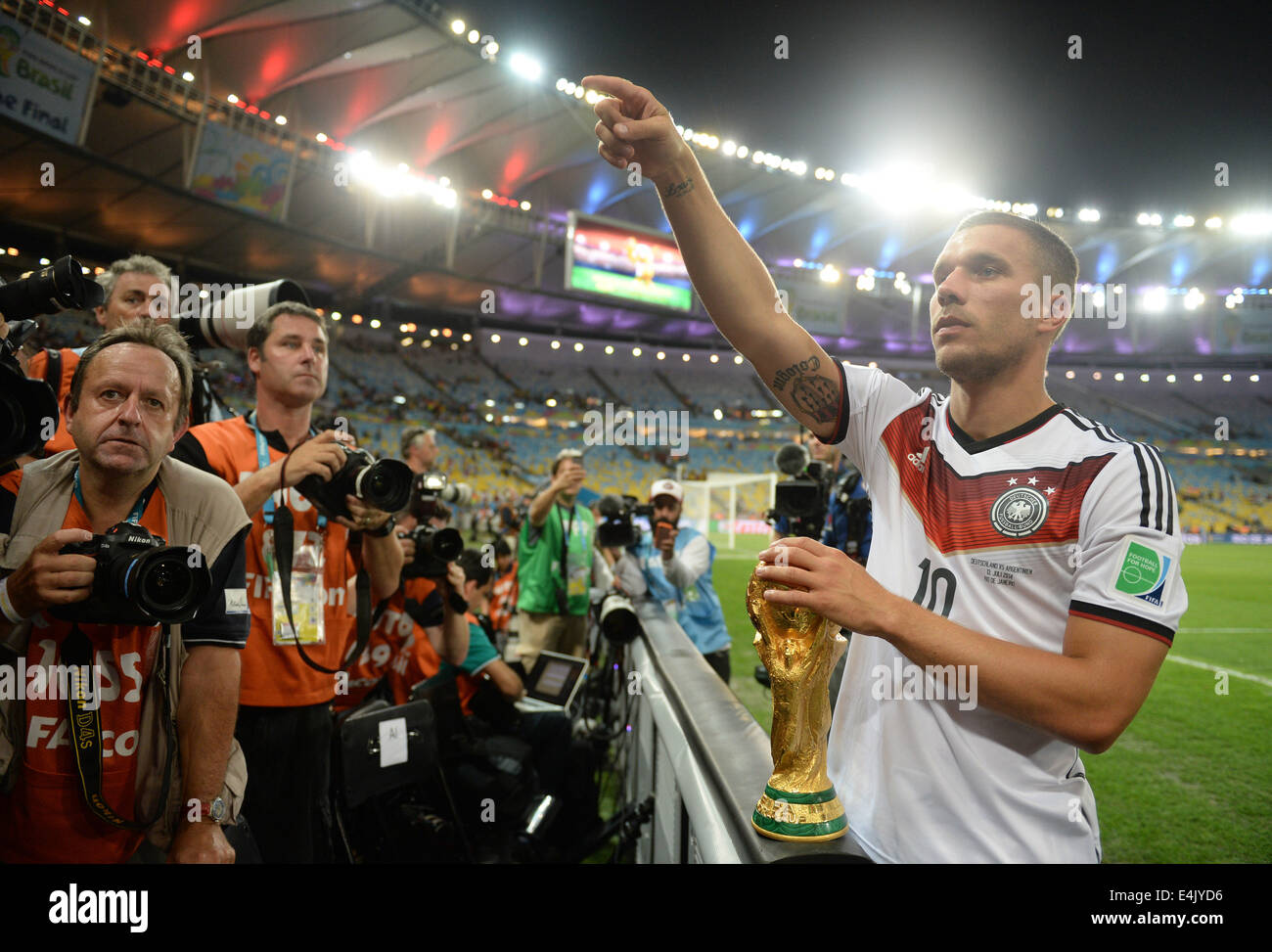 Lukas Podolski DER-POKAL 決勝用特別サッカーシューズ Lukas Podolski Shows Off New Adidas Captain Tsubasa Boots