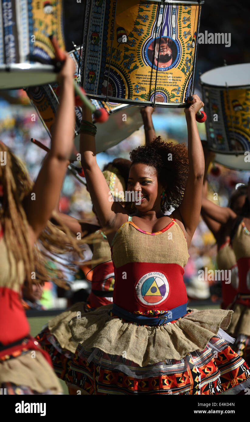 Rio De Janeiro, Brazil. 13th July, 2014. Dancers perform during the closing ceremony before the final match between Germany and Argentina of 2014 FIFA World Cup at the Estadio do Maracana Stadium in Rio de Janeiro, Brazil, on July 13, 2014. Credit:  Liu Dawei/Xinhua/Alamy Live News Stock Photo