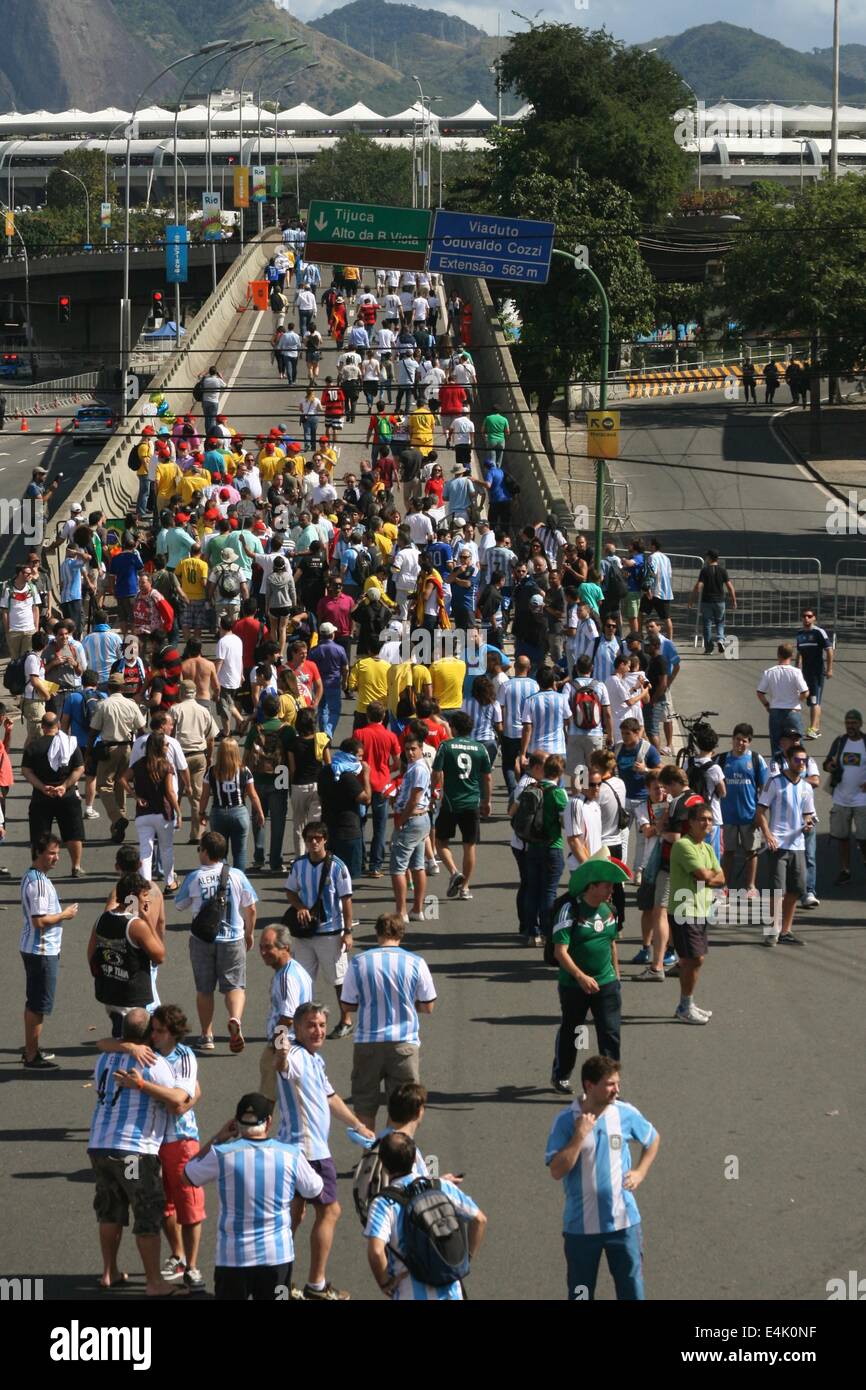 Rio de Janeiro, Brazil. 13th July, 2014. 2014 FIFA World Cup Brazil. Football fans arriving at Maracanã to watch the final match between Germany and Argentina. Germany won 1-0 in the extra time, thus conquering its fourth world title. Rio de Janeiro, Brazil, 13th July, 2014. Credit:  Maria Adelaide Silva/Alamy Live News Stock Photo