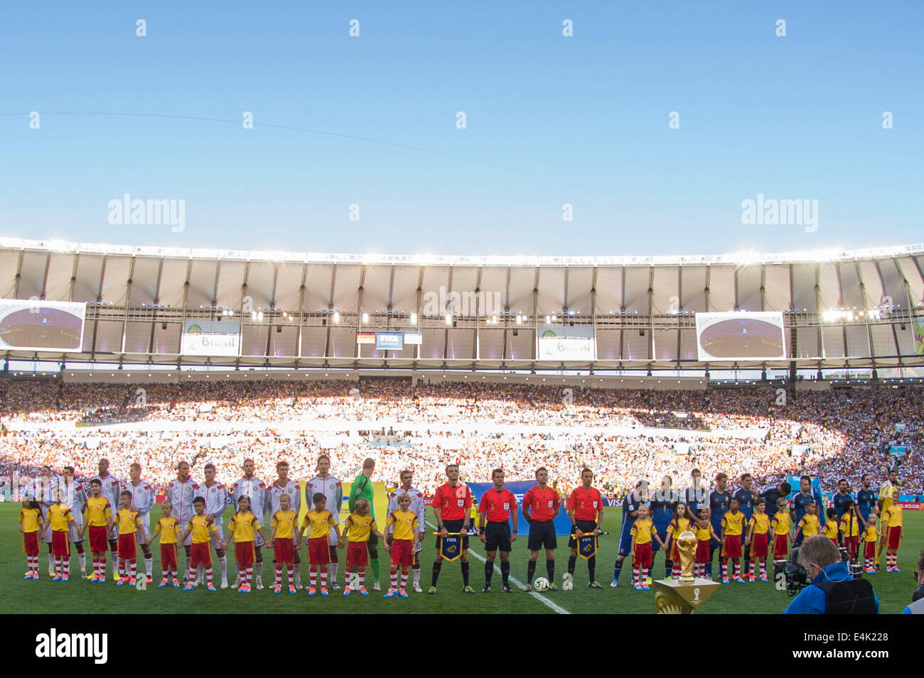 Rio de Janeiro, Brazil. 13th July, 2014. Two team group Football/Soccer : FIFA World Cup Brazil 2014 Final match between Germany 1-0 Argentina at the Maracana stadium in Rio de Janeiro, Brazil . Credit:  Maurizio Borsari/AFLO/Alamy Live News Stock Photo