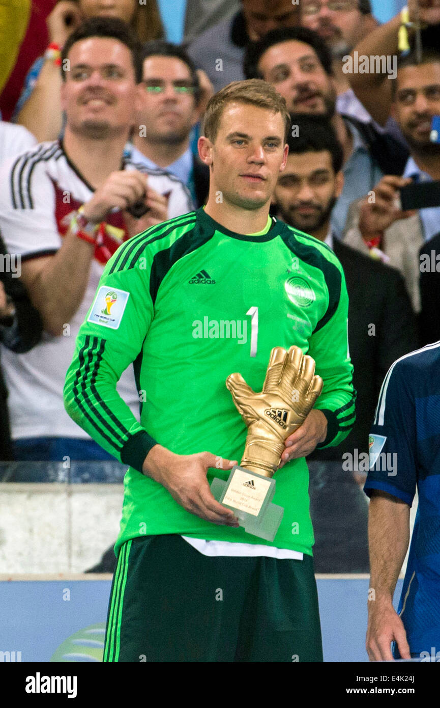 Manuel Neuer (GER), JULY 13, 2014 - Football / Soccer : Manuel Neuer of Germany holds the Golden Glove trophy during the FIFA World Cup Brazil 2014 Final match between Germany 1-0 Argentina at the Maracana stadium in Rio de Janeiro, Brazil. (Photo by Maurizio Borsari/AFLO) Stock Photo