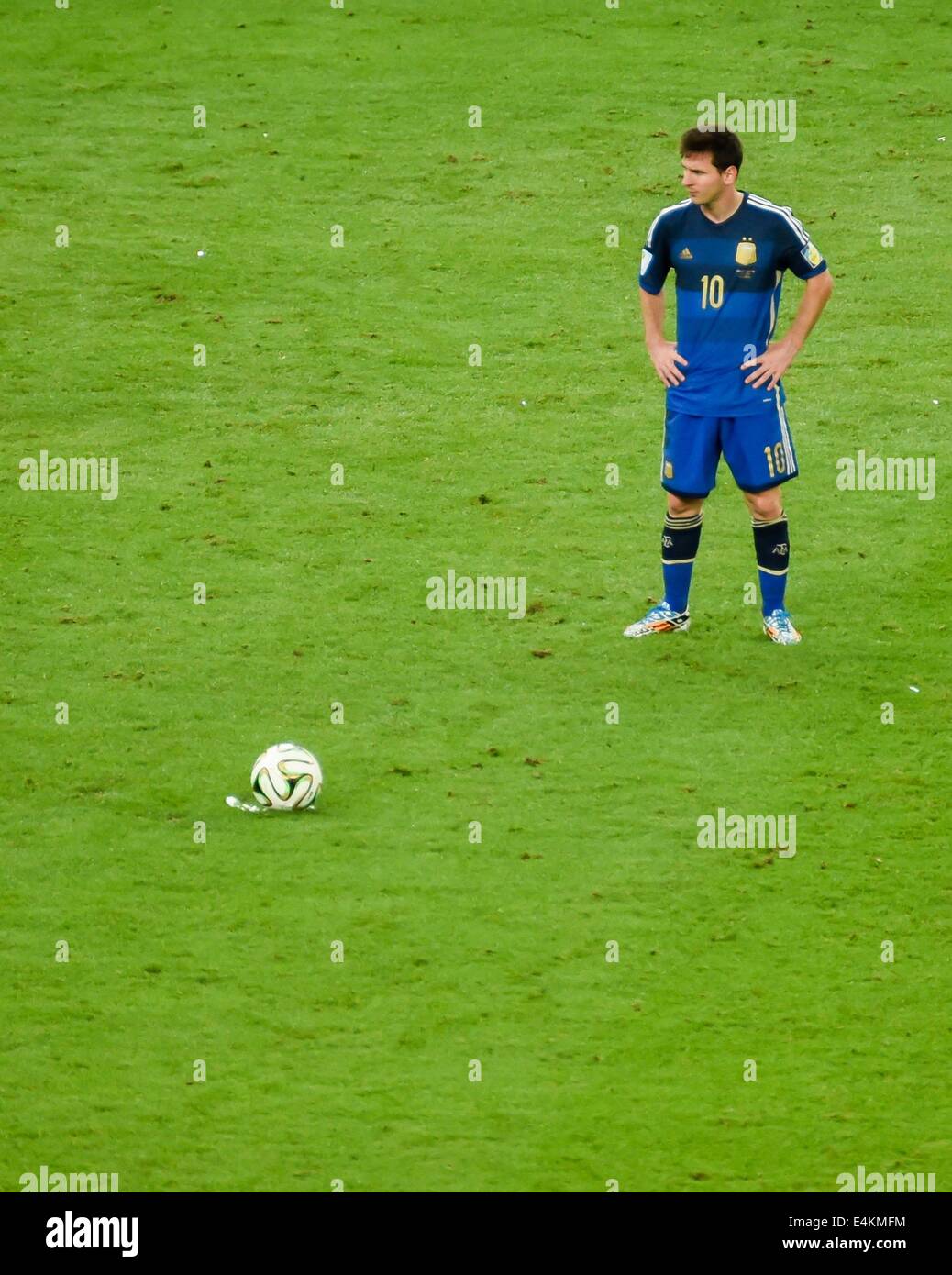 Messi free kick hi-res stock photography and images - Alamy